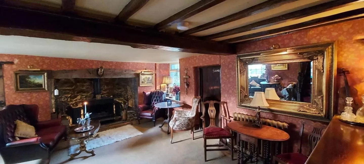 Lounge or bar in Glyn Isa Country House B&B and self catering Lodge