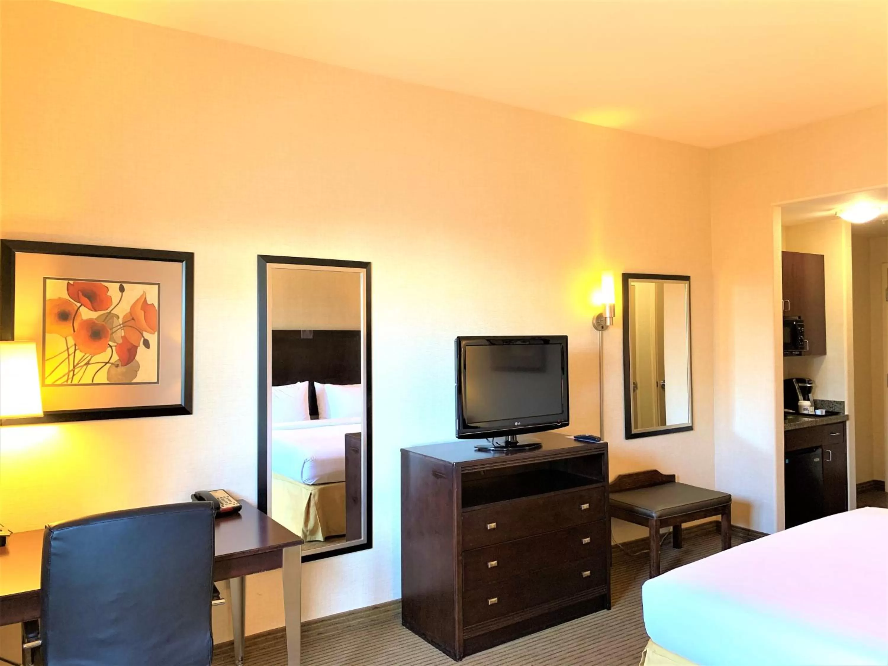Communal lounge/ TV room, Bed in Holiday Inn Express Fresno Northwest - Herndon by IHG