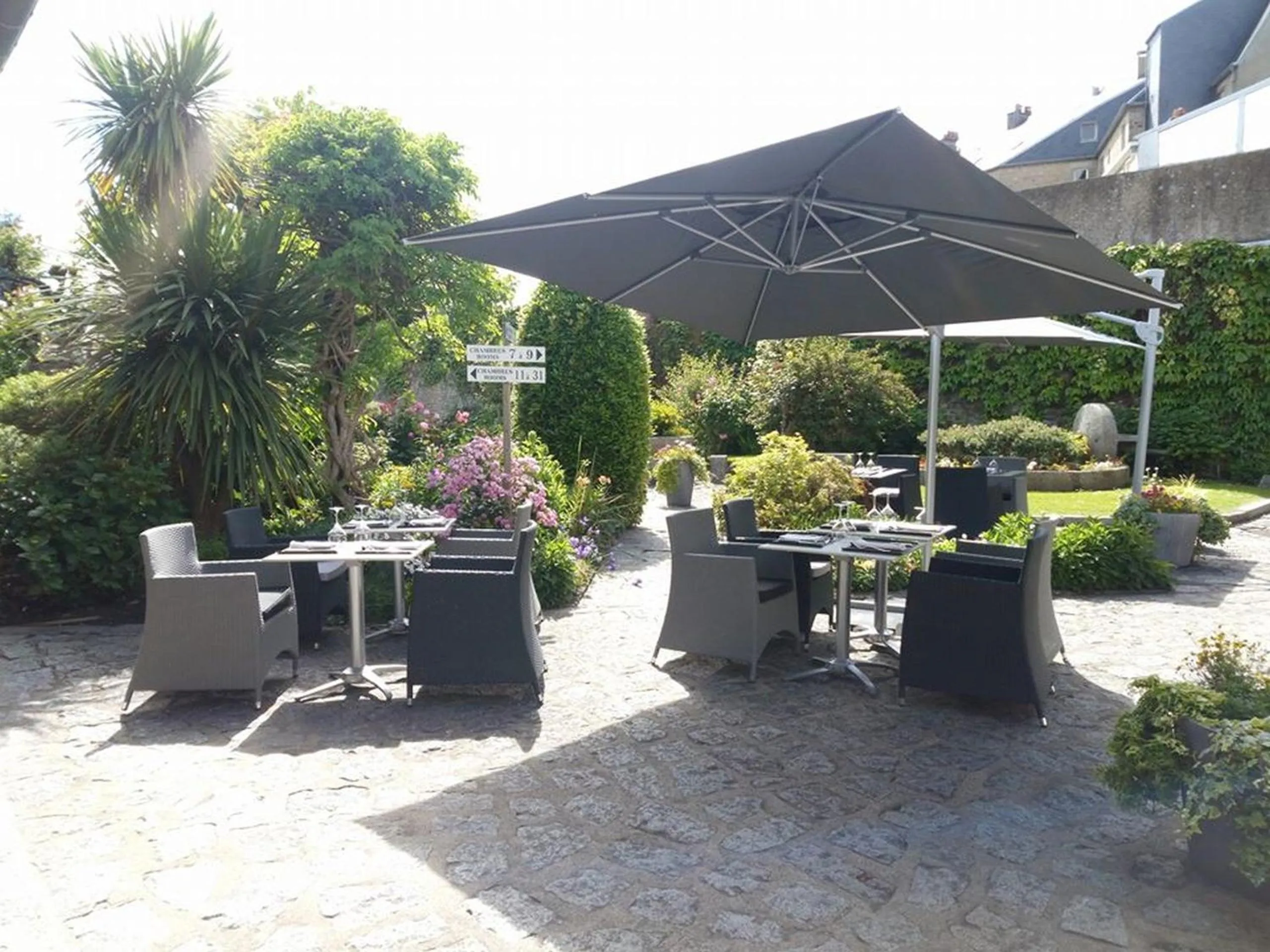 Patio in Hôtel de La Croix d'Or