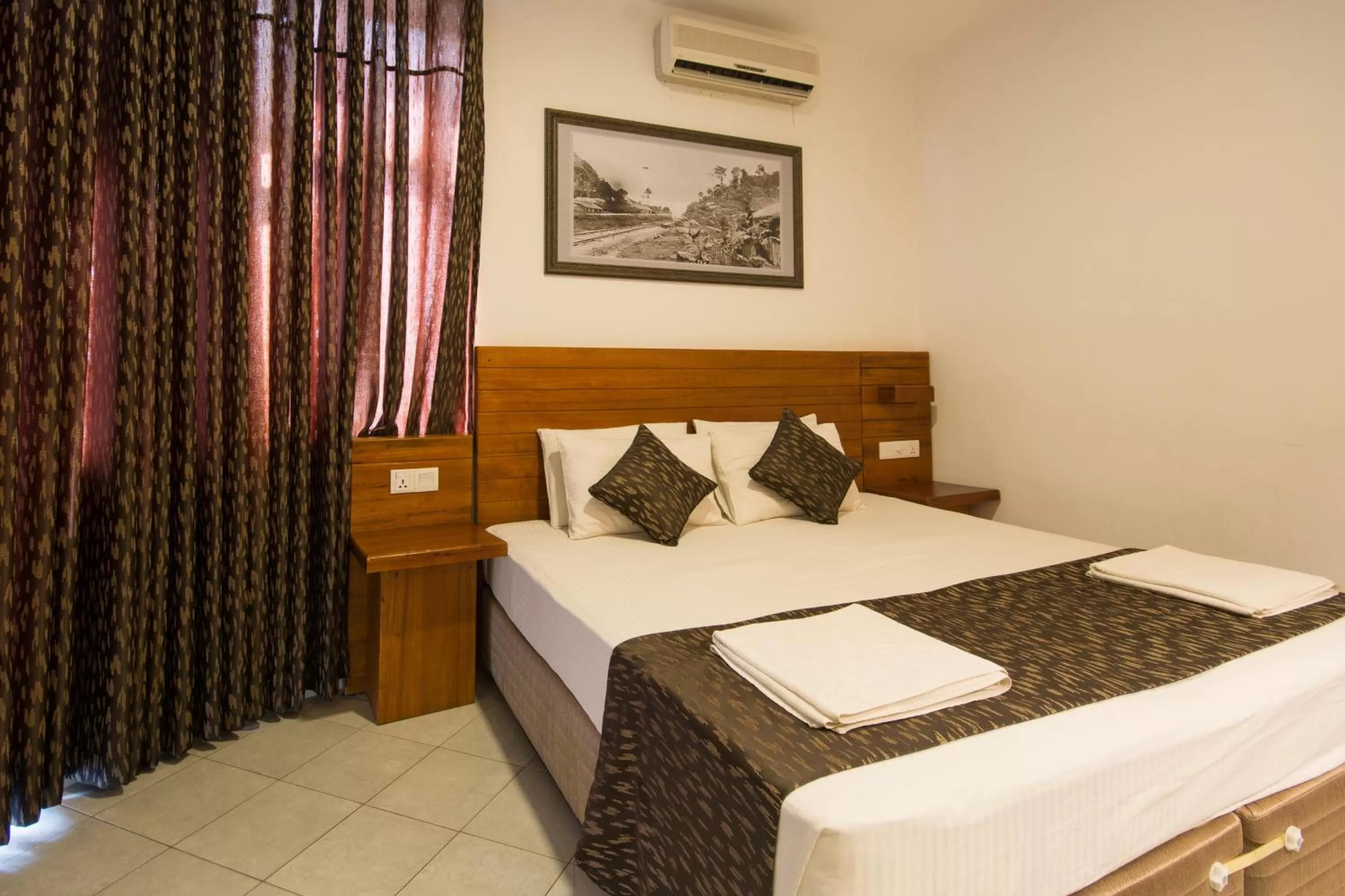 Bed in Kandyan View Holiday Bungalow ''Free Pickup From Kandy city''