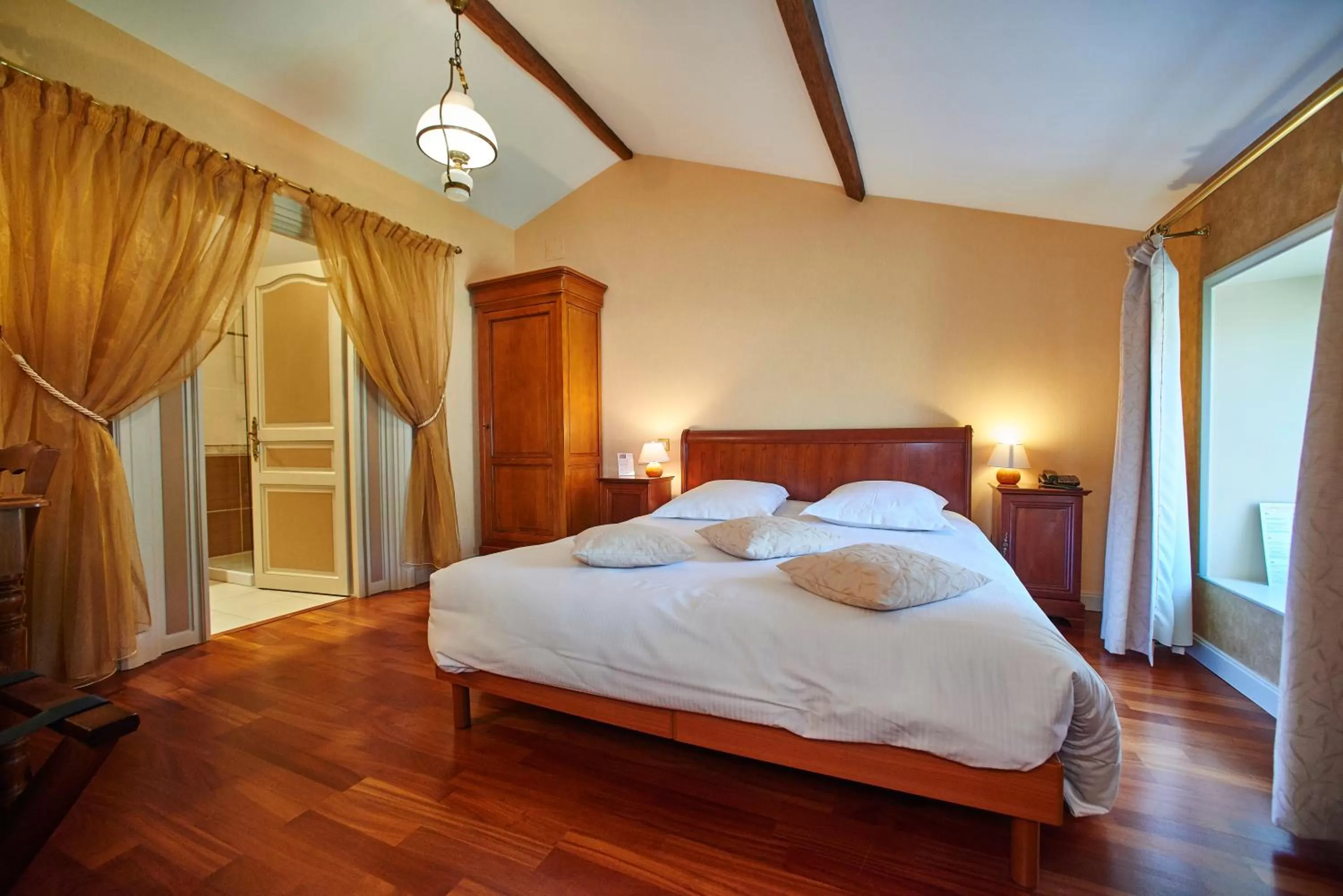 Photo of the whole room, Bed in Château de la Richerie - proche Puy du Fou