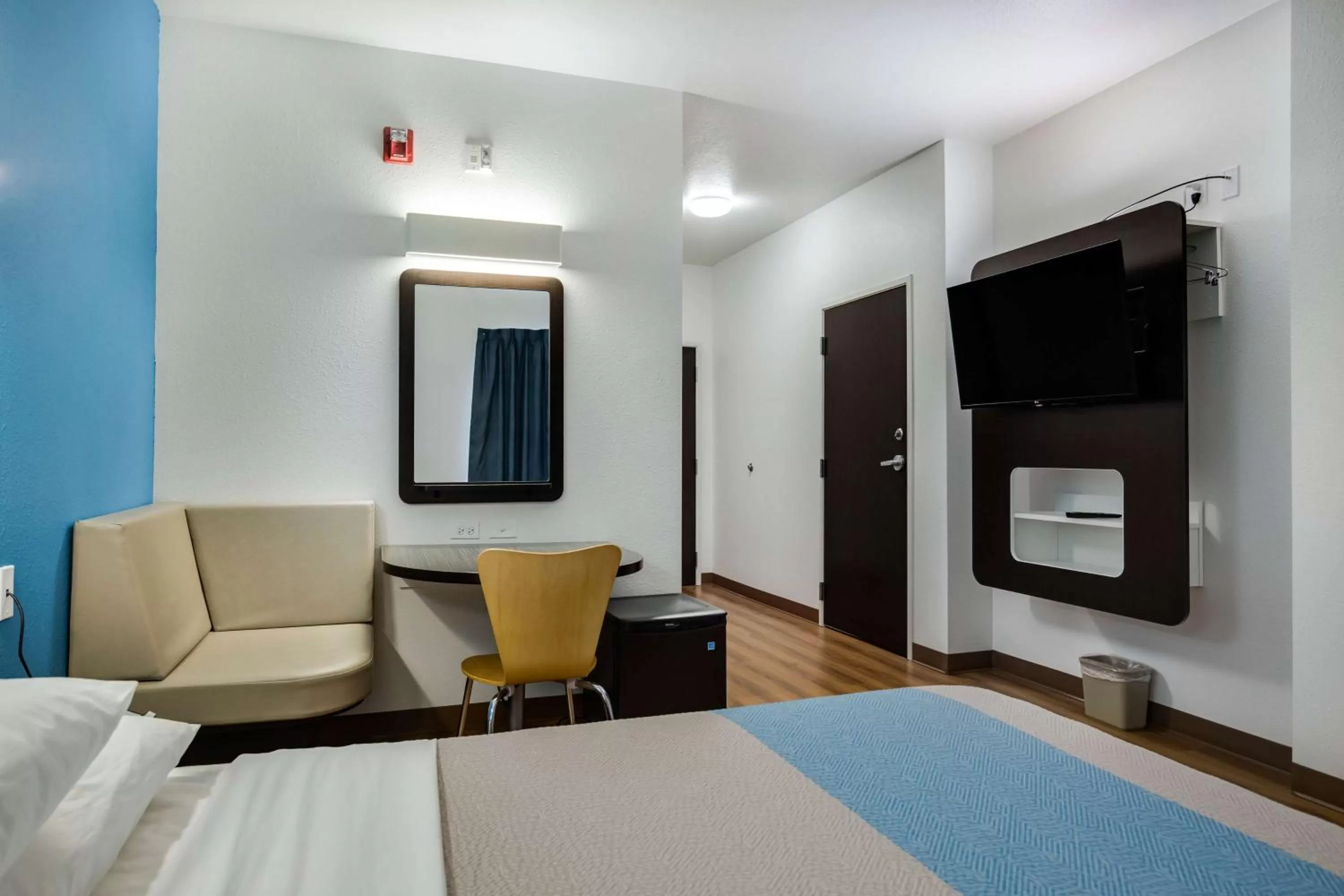 Photo of the whole room, Bed in Motel 6 Poplar Bluff, MO