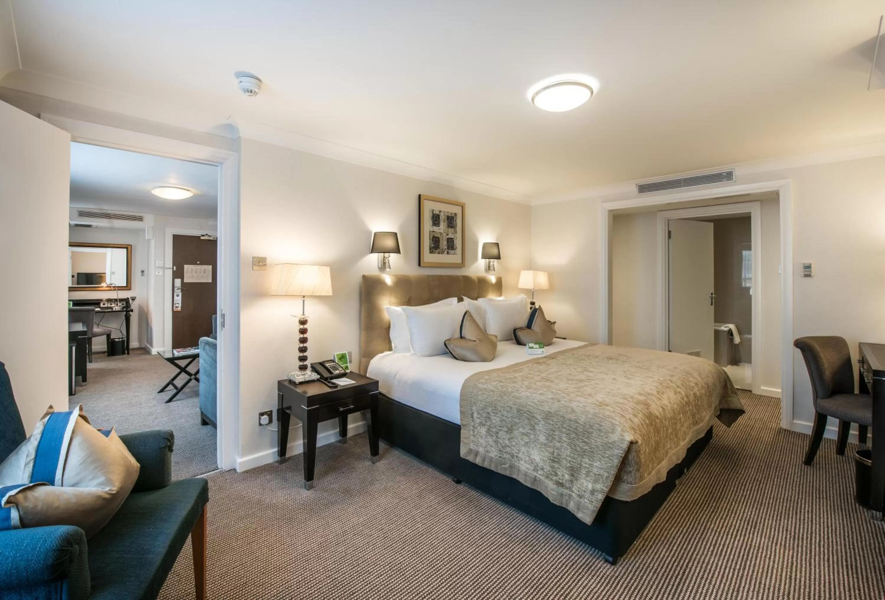 Photo of the whole room, Bed in Holiday Inn London Kensington High St. by IHG