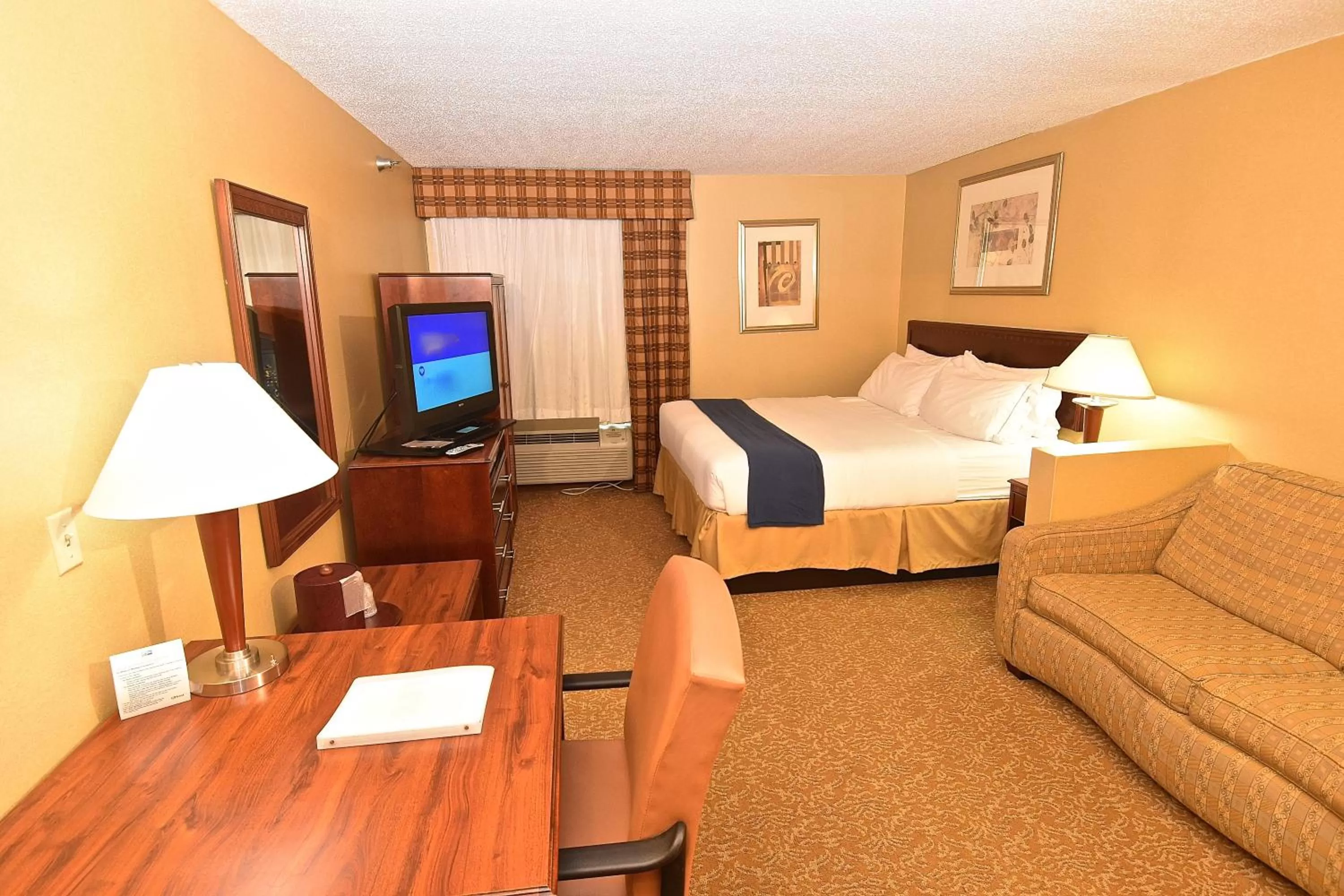 Photo of the whole room, Bed in Holiday Inn Express Hotel & Suites Fenton/I-44 by IHG