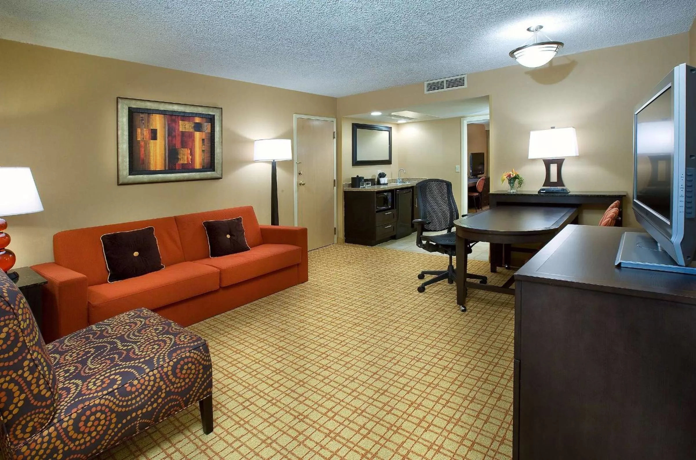 Living room in Embassy Suites by Hilton Kansas City International Airport