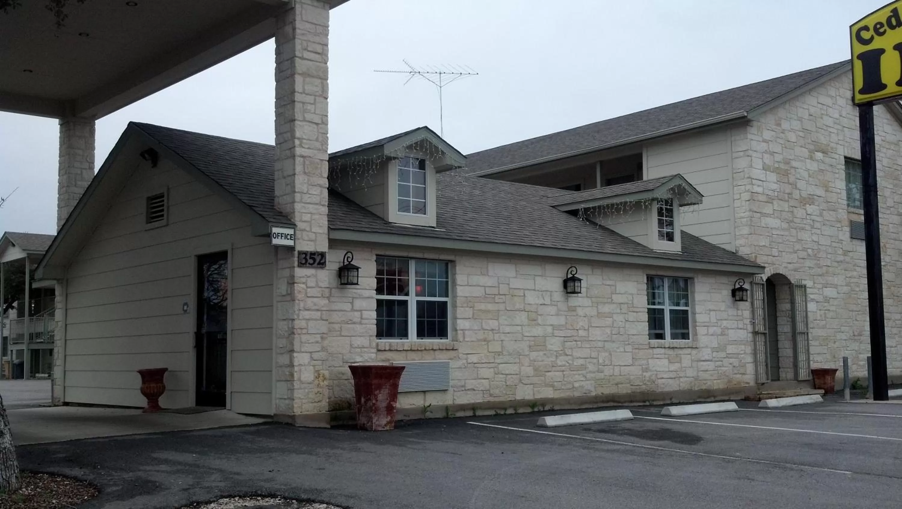 Facade/entrance in Cedar Creek Inn