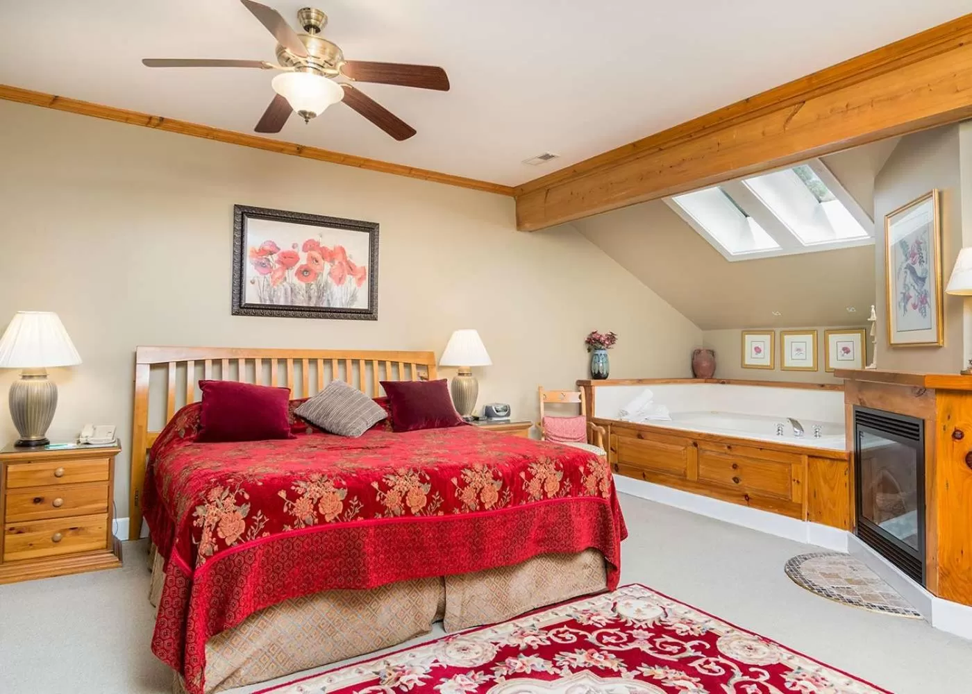 Bed in Highland Lake Inn & Resort - Flat Rock