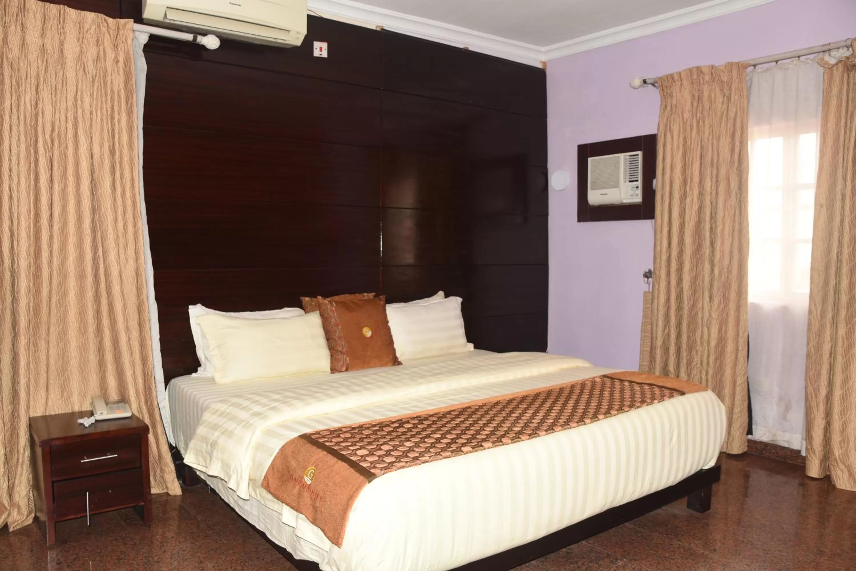 Photo of the whole room, Bed in Galpin Suites