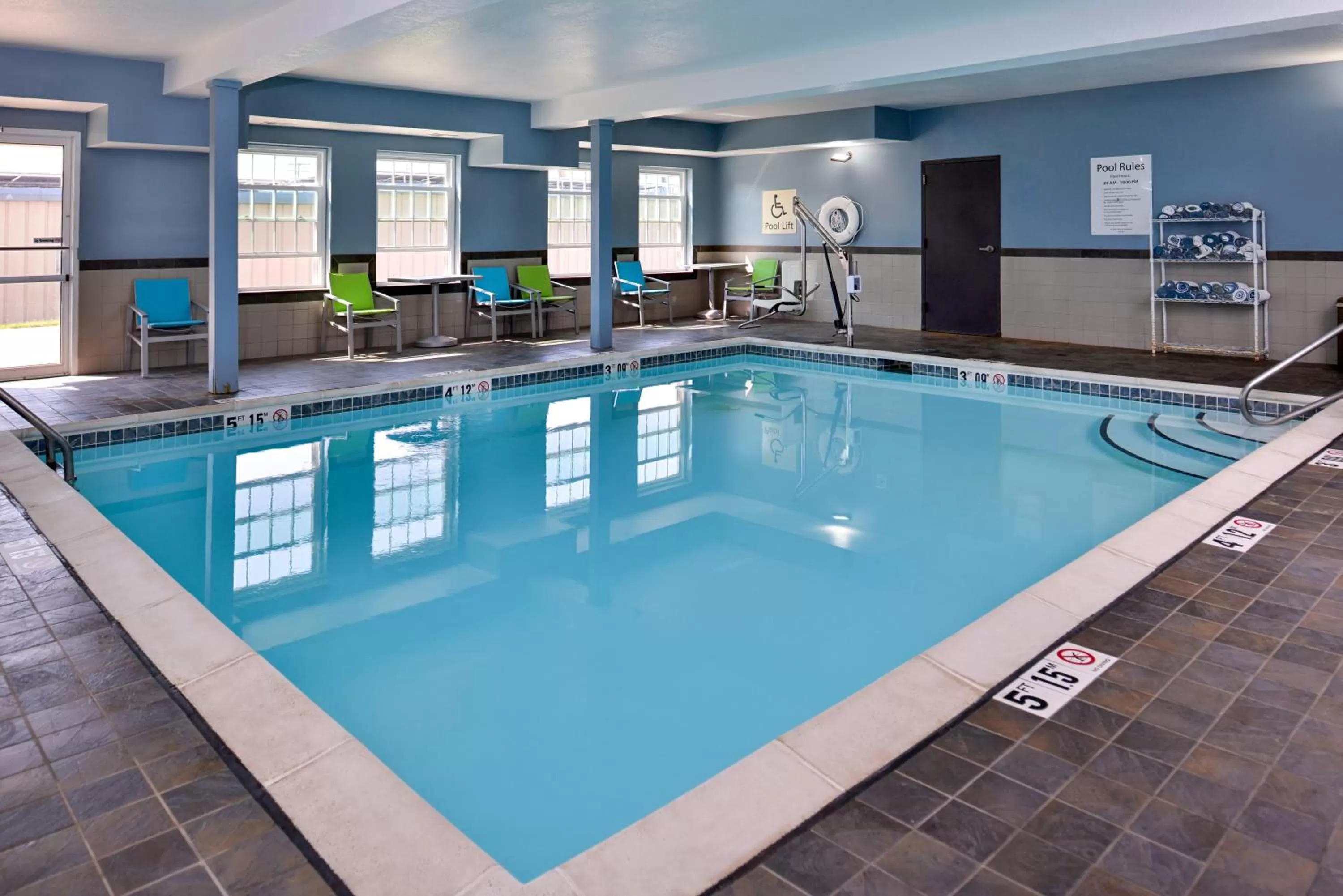Swimming pool in Holiday Inn Express Hotel & Suites North Kansas City by IHG