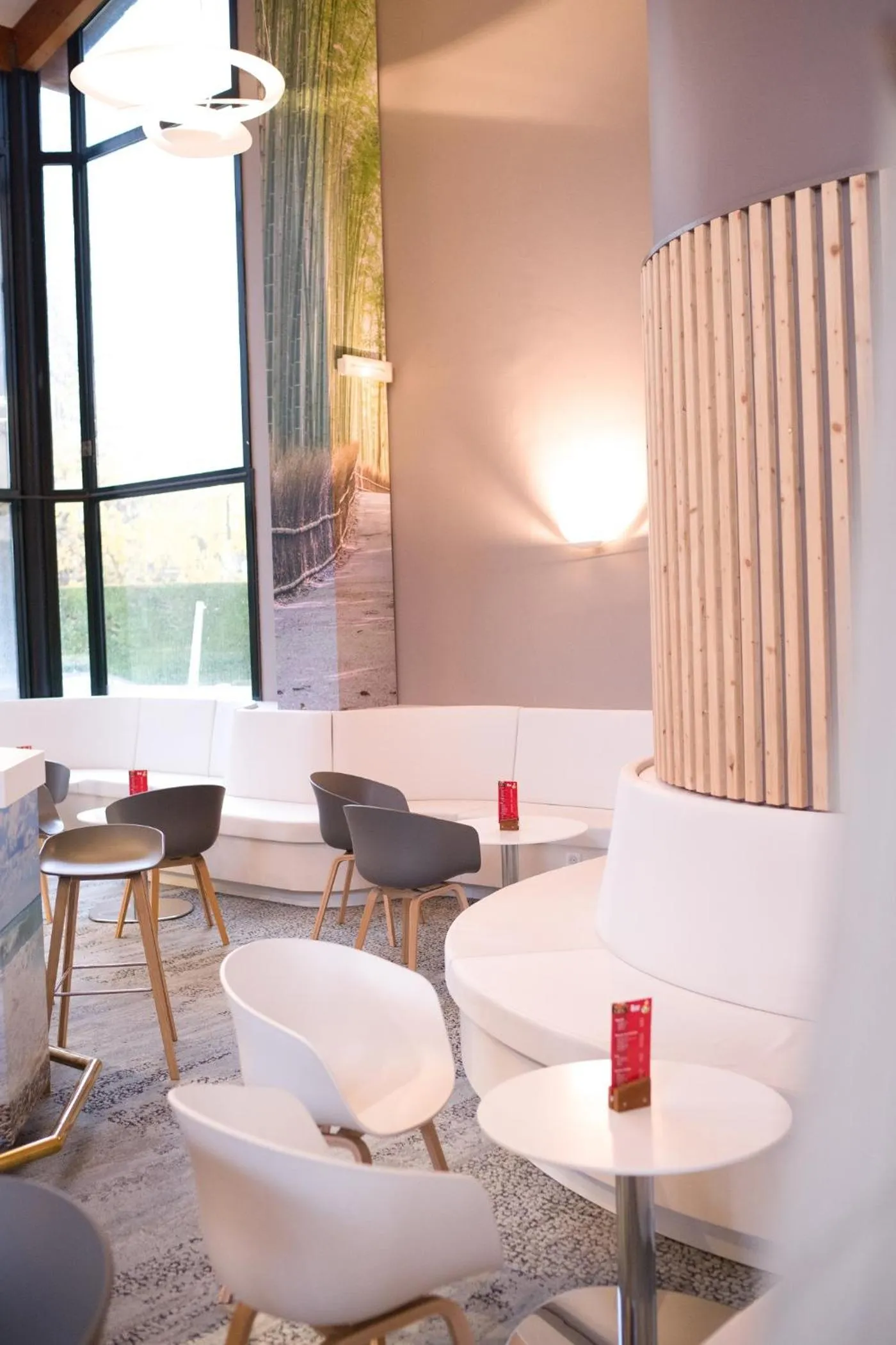 Lounge or bar in The Originals City, Hôtel Le Sextant, Toulouse Sud