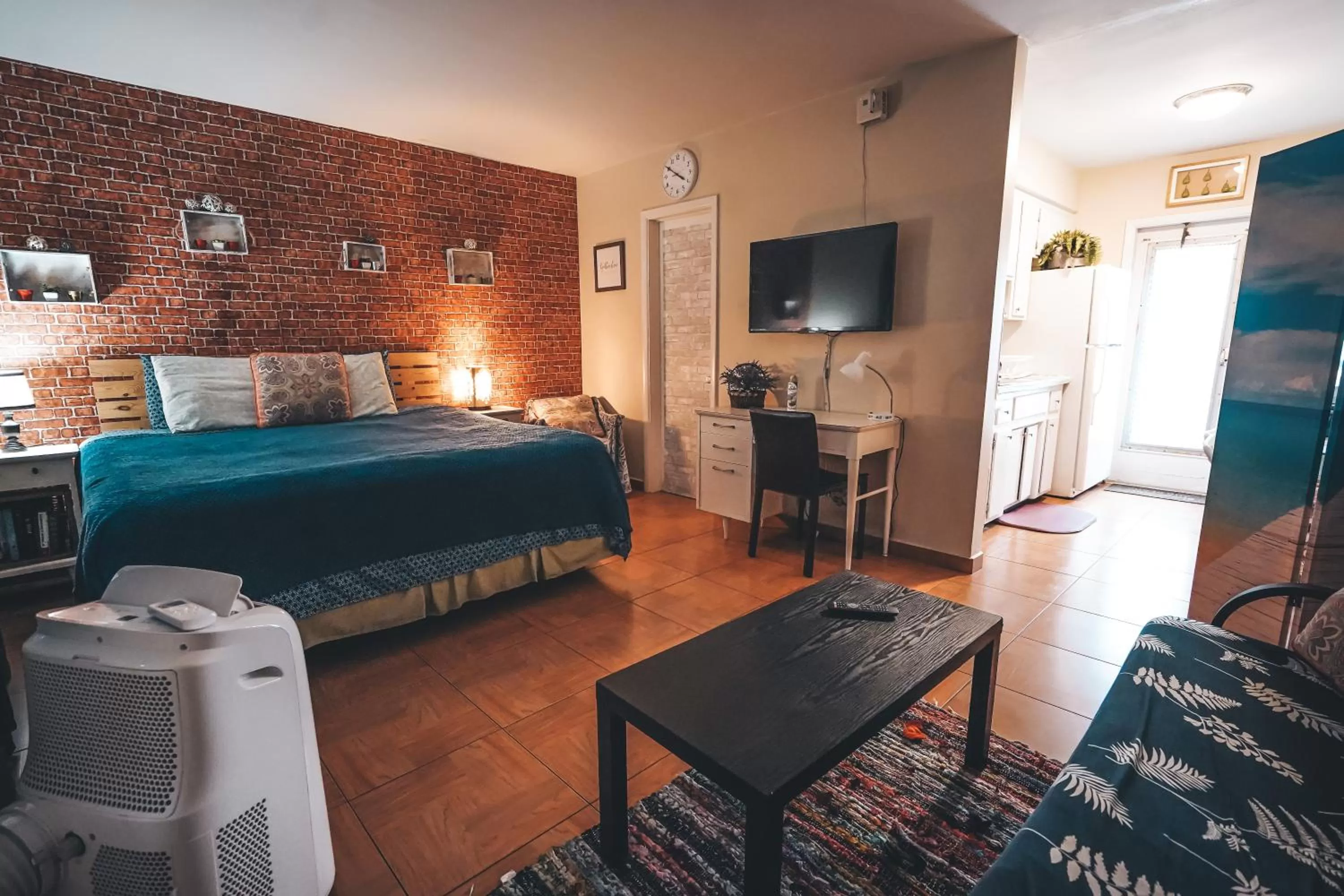 Photo of the whole room in Hollywood Light Haven Lodge