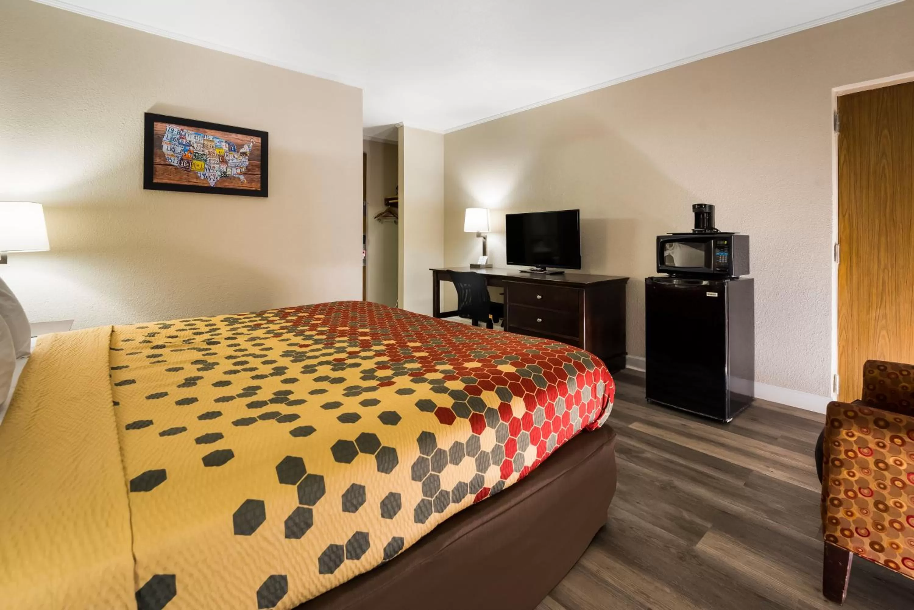 TV and multimedia, Bed in Perry Inn & Suites By Capital O National Fairground GA I 75