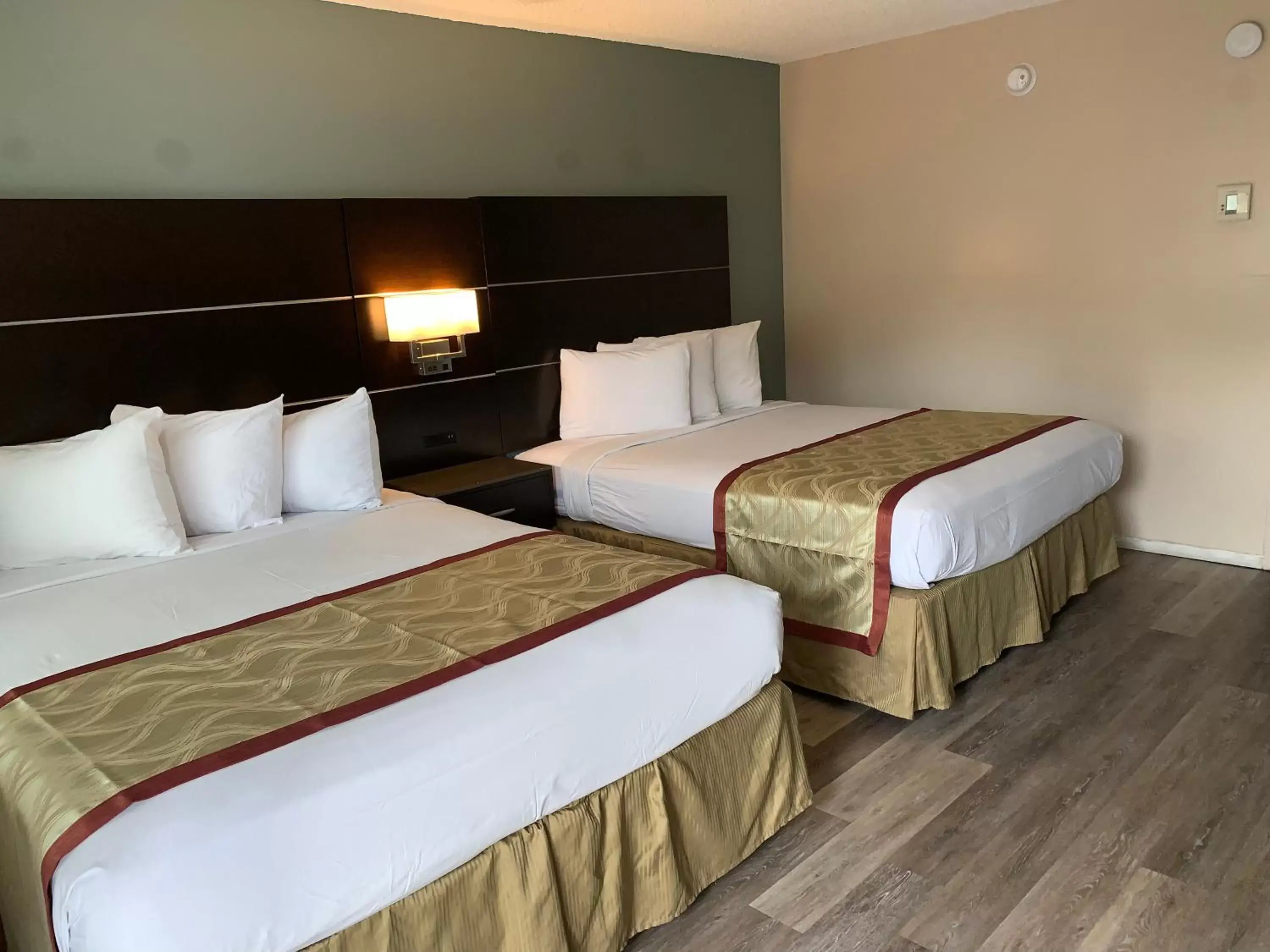 Standard Queen Room with Two Queen Beds - single occupancy in Olive Tree Inn & Suites Standard Queen Room with Two Queen Beds - single occupancy in Olive Tree Inn & Suites