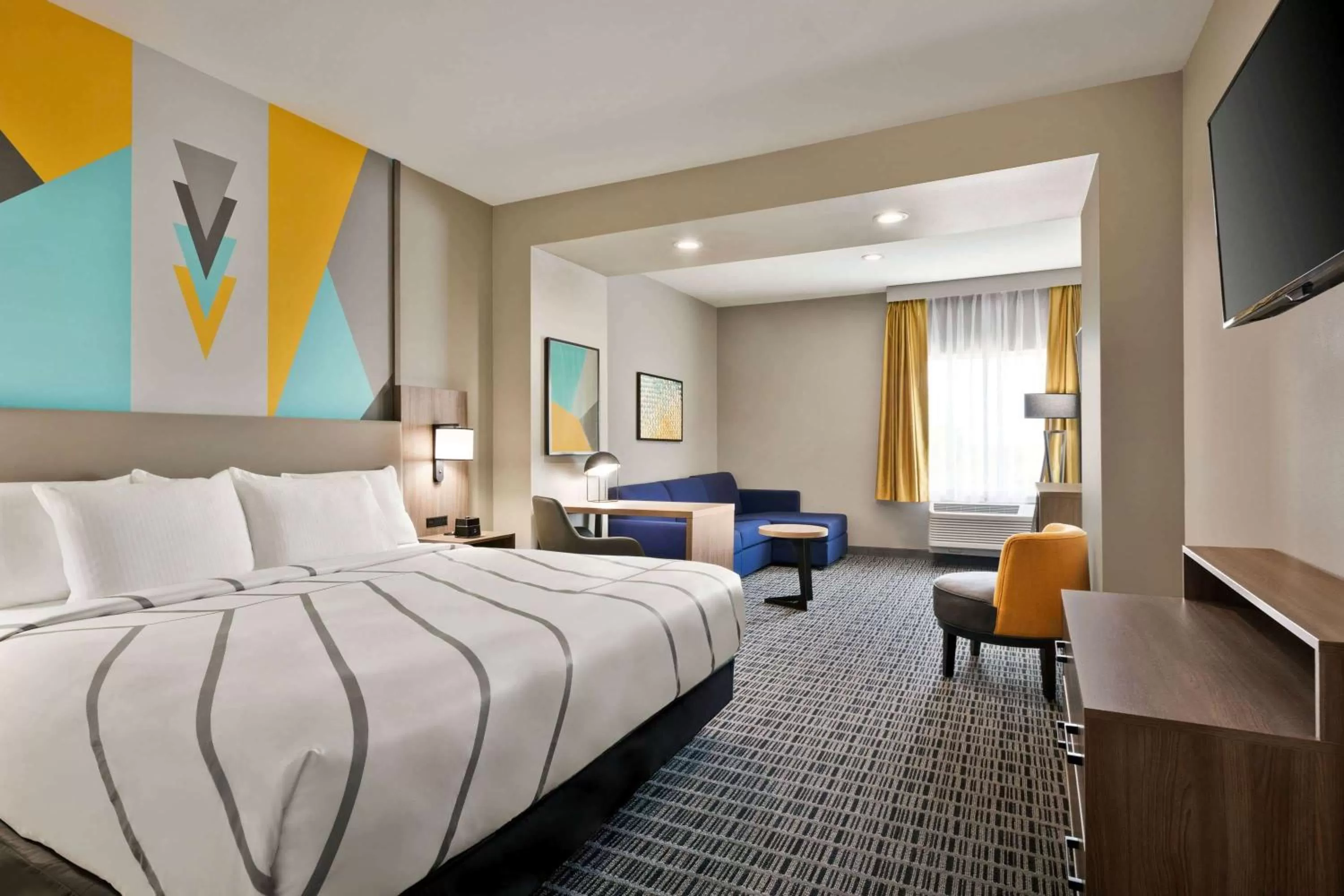 Photo of the whole room, Bed in La Quinta by Wyndham Richmond-Sugarland