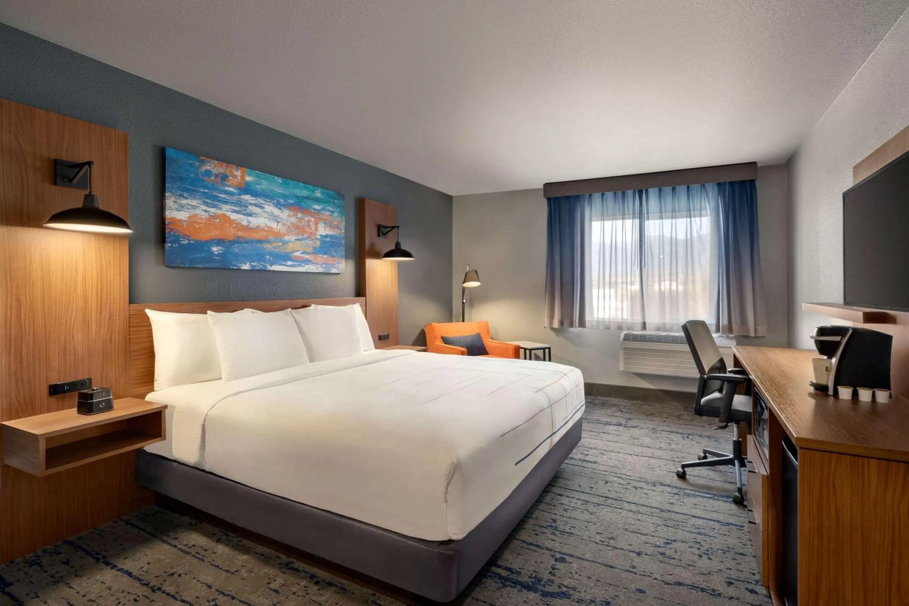 Bed in La Quinta Inn & Suites by Wyndham Springfield