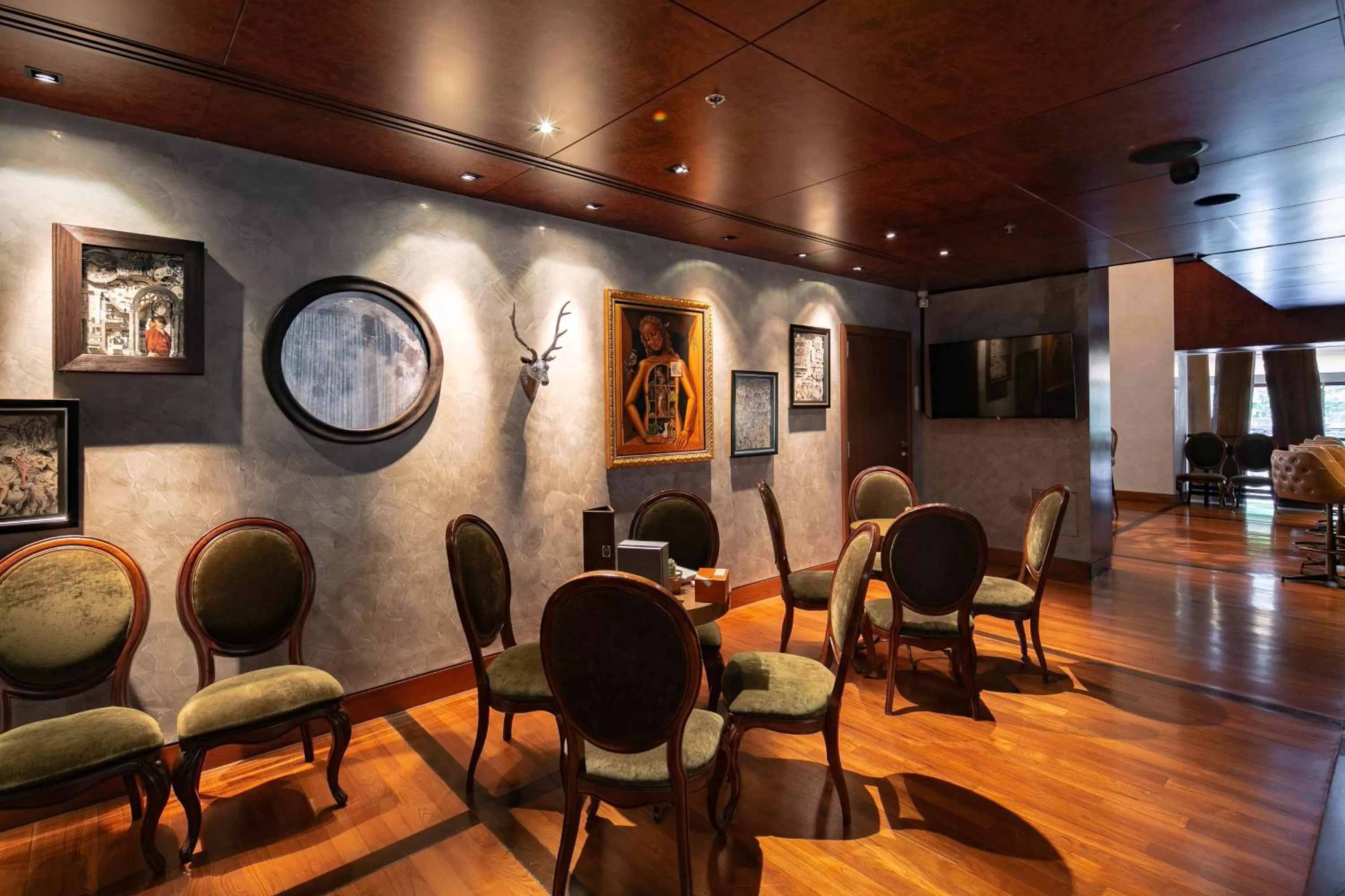 Lounge or bar in Hotel Indigo Bangkok Wireless Road by IHG