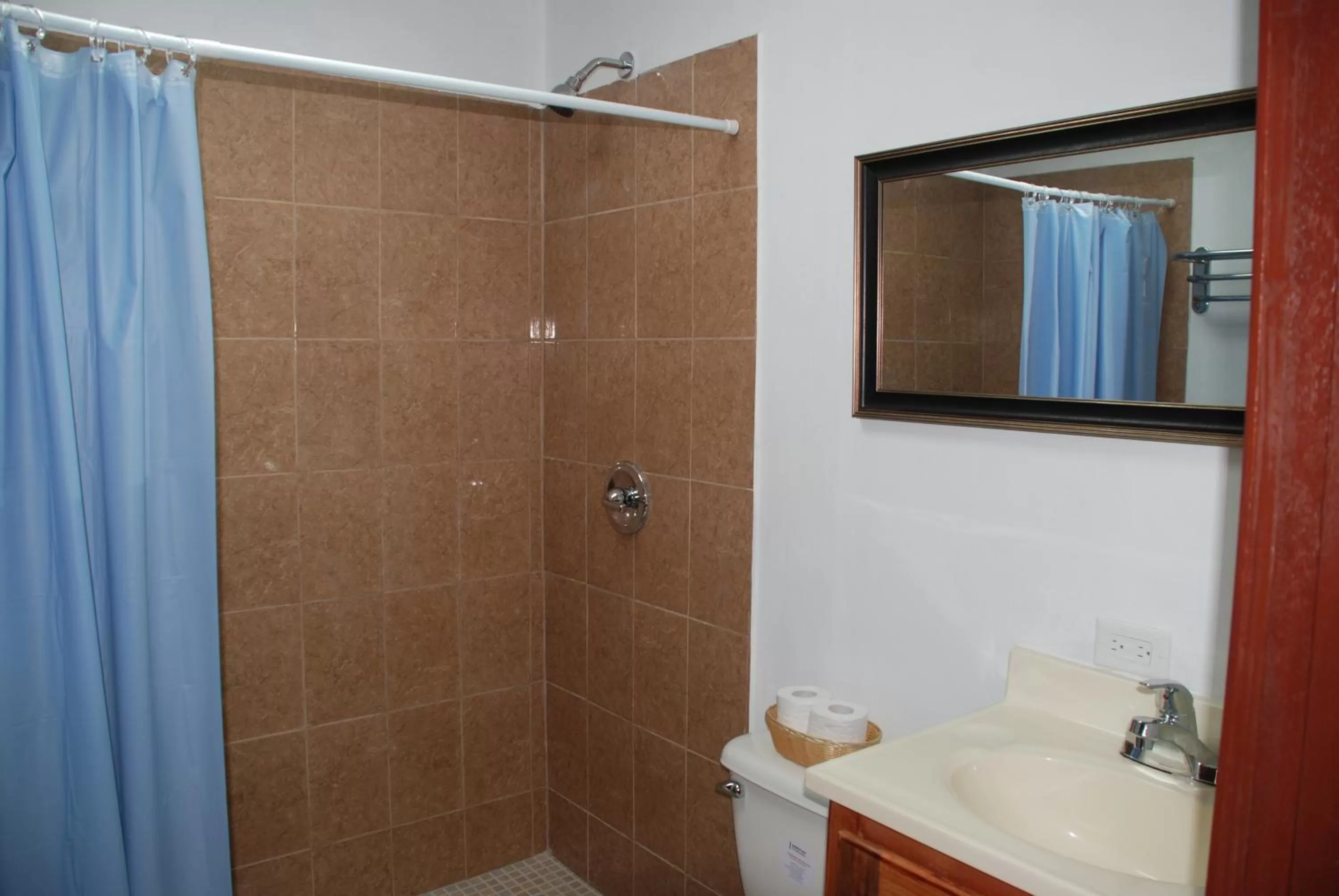 Bathroom in Hotel Coastalbay 2 & Golf Cart Rental