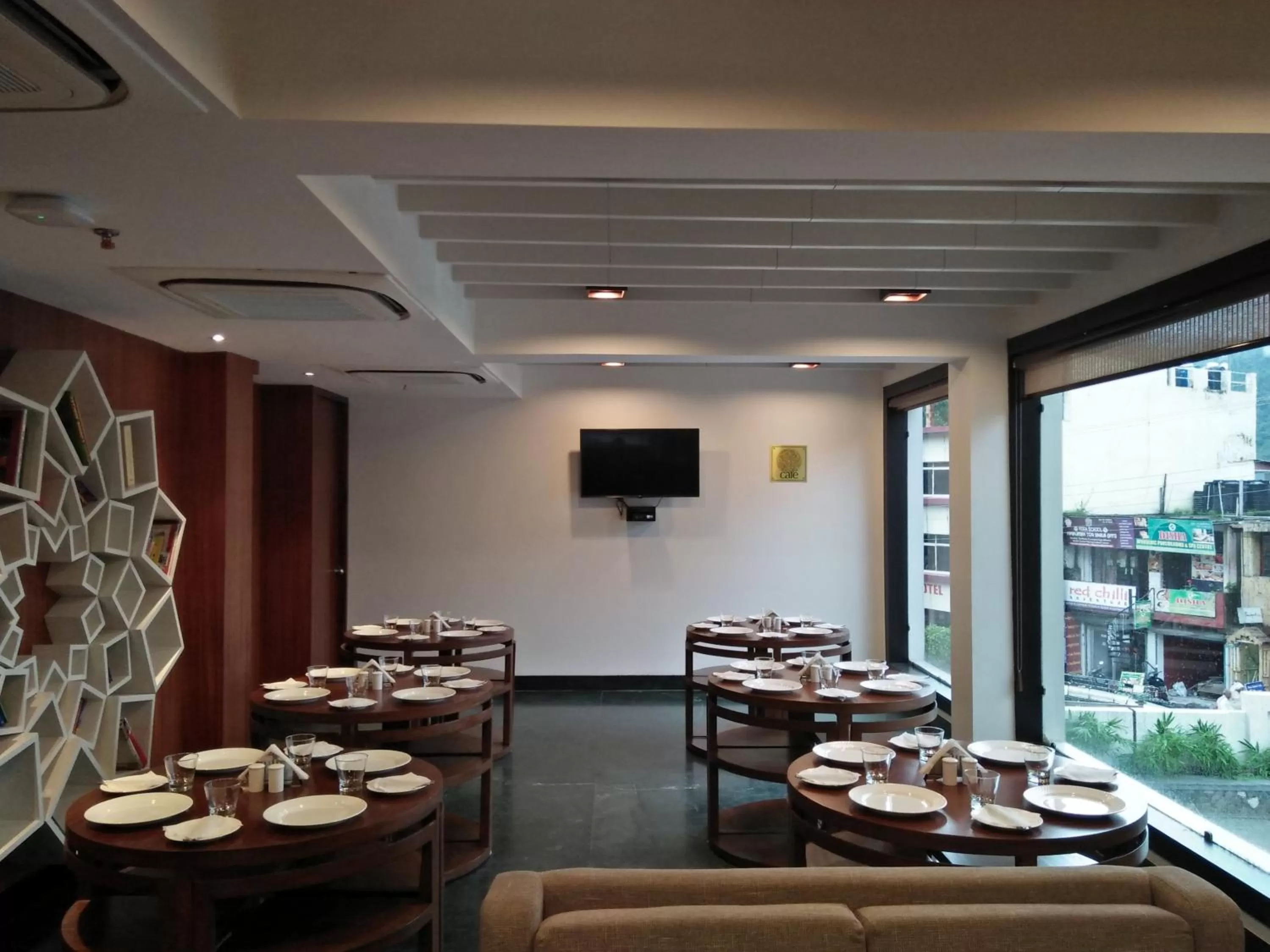 Restaurant/places to eat in Holy River Hotel