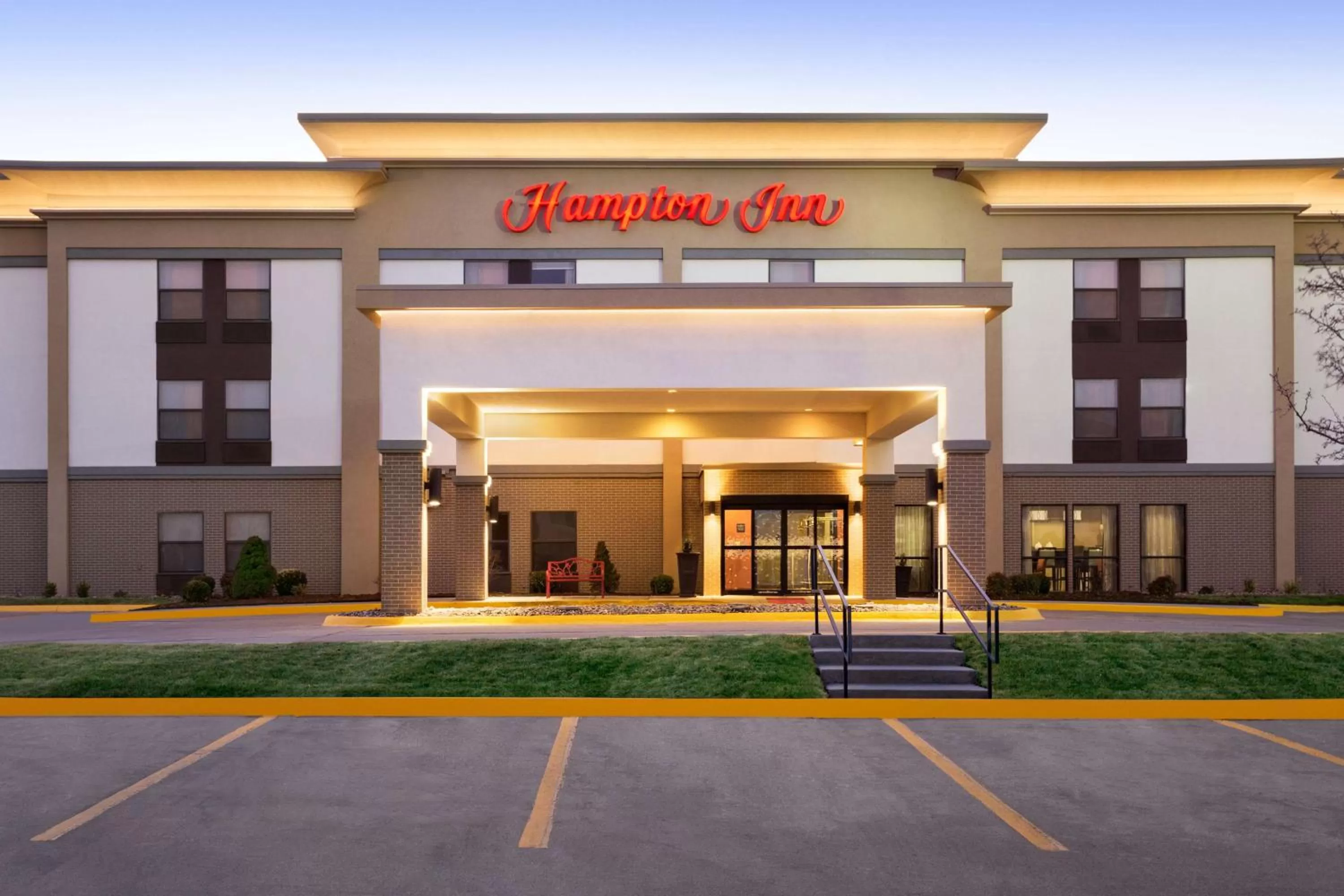 Property building in Hampton Inn Wichita-East