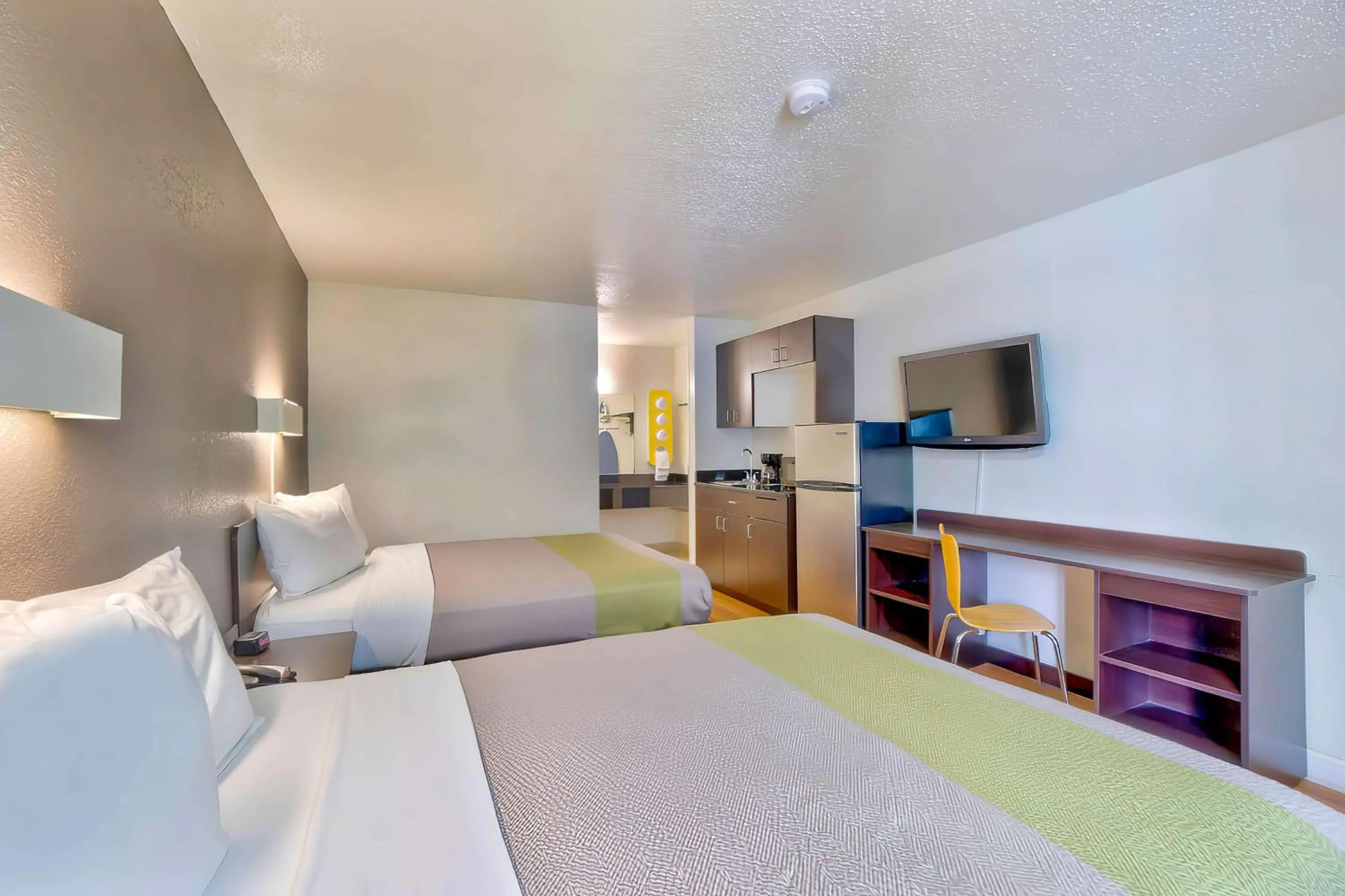 Bedroom, Bed in Studio 6 Gainesville, Fl