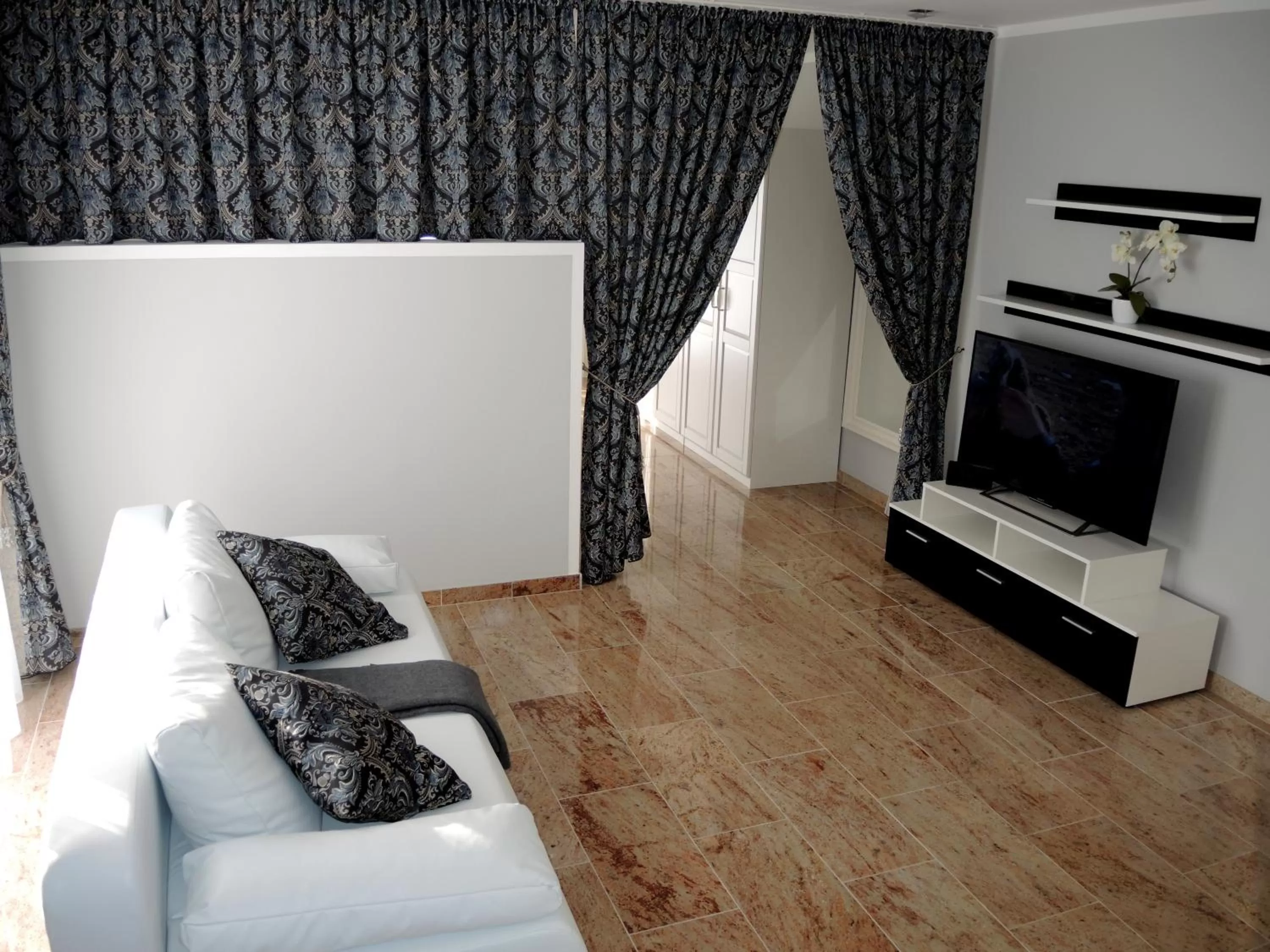 Communal lounge/ TV room, TV/Entertainment Center in Merkel Villa Apartamente