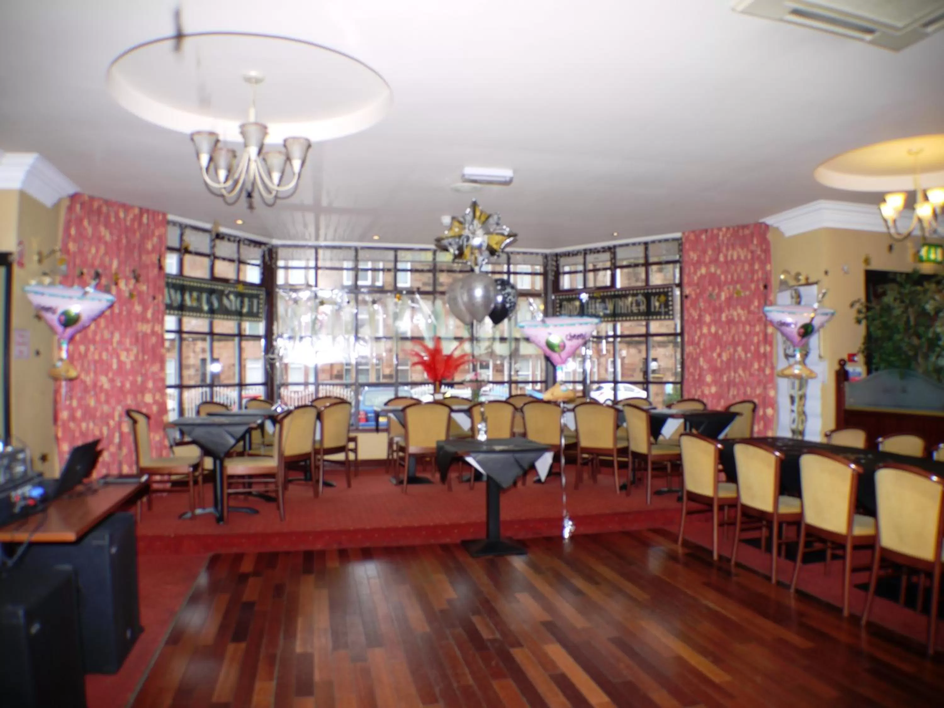 Lounge or bar, Restaurant/Places to Eat in Villa Hotel