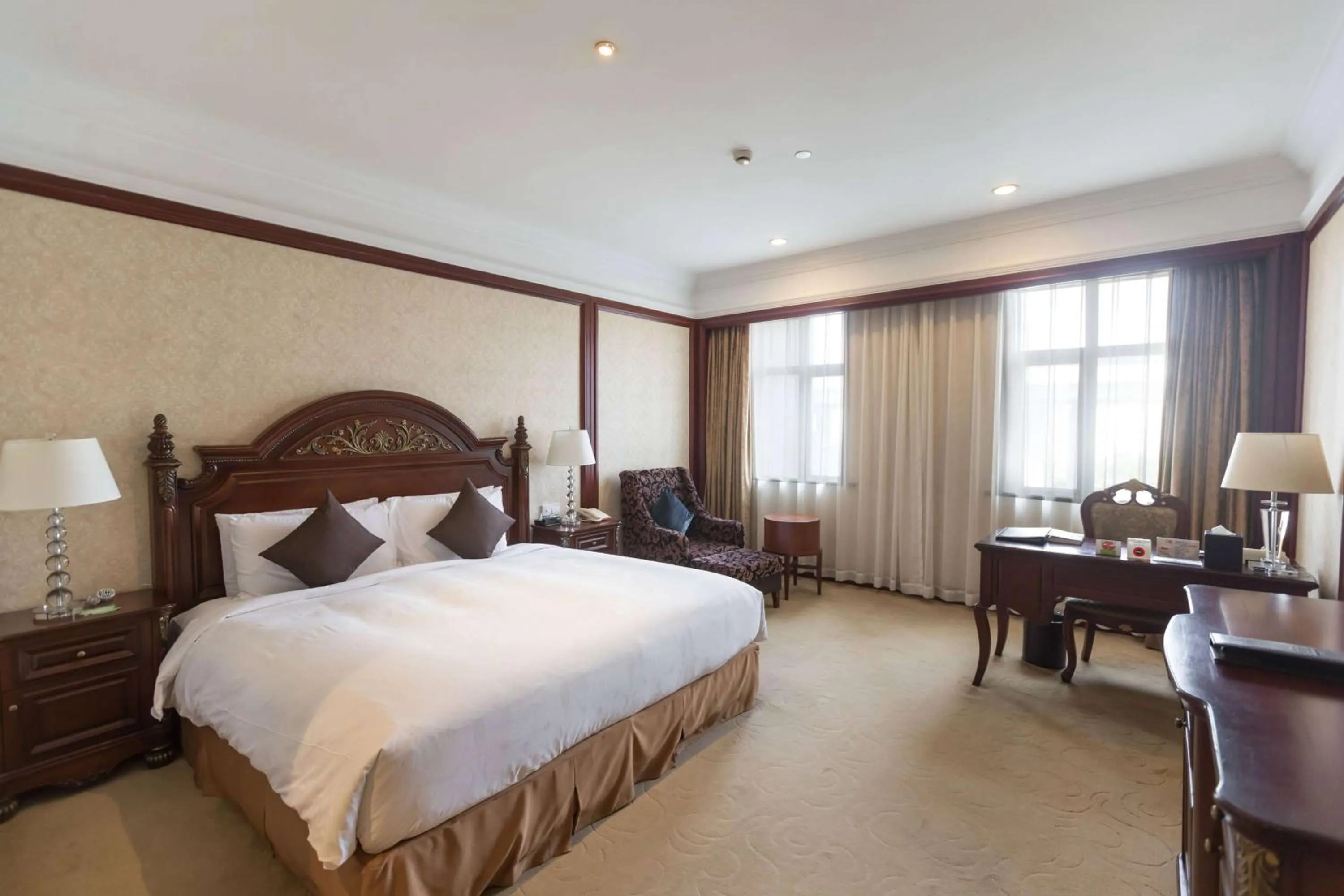 Photo of the whole room, Bed in Wyndham Shanghai Hongqiao