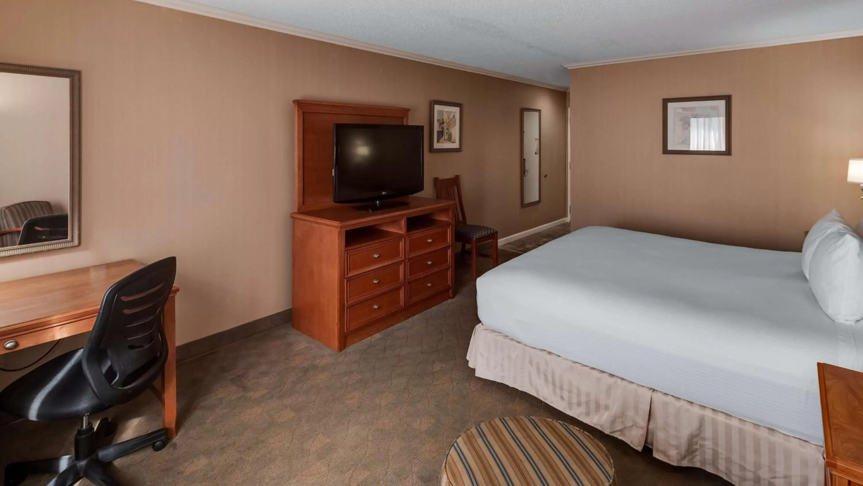 Photo of the whole room, Bed in Best Western Lapeer Inn