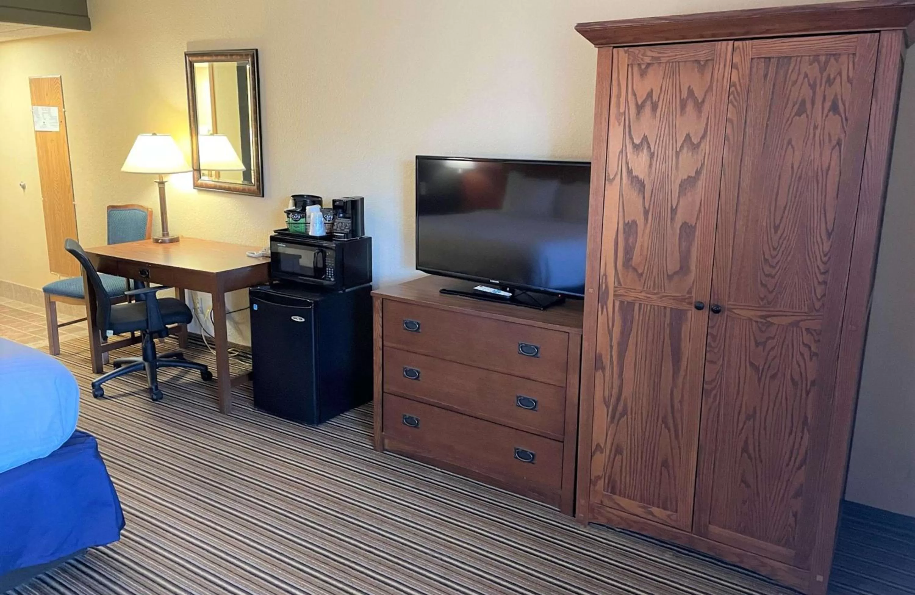 Bedroom in Crossroads Hotel & Event Center