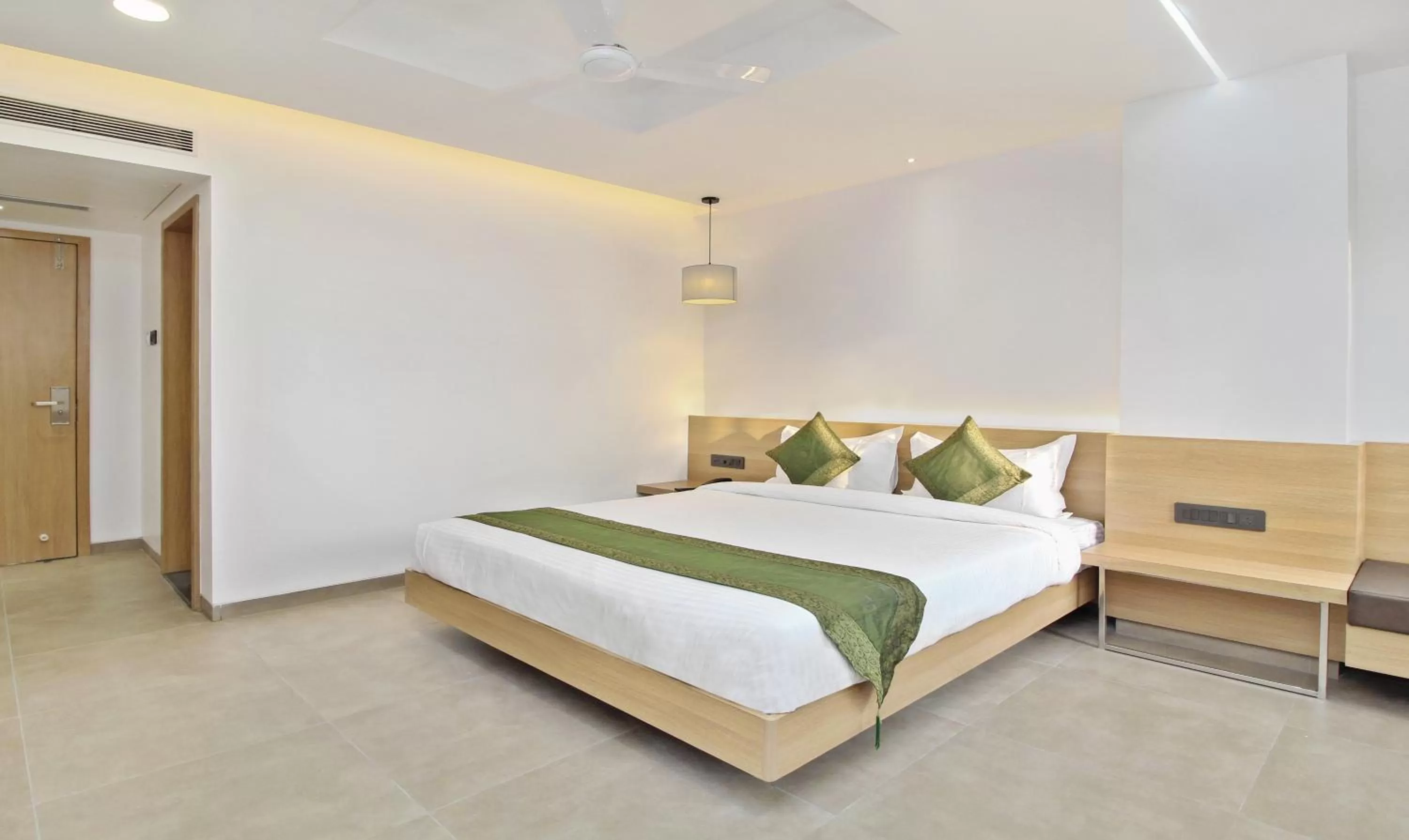 Bed in Treebo City Inn, Satara