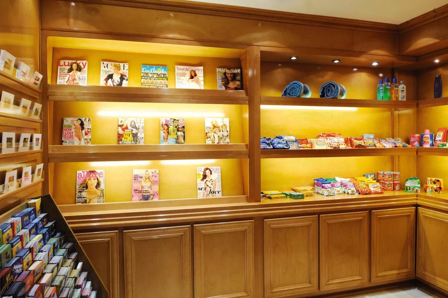 On-site shops in Beverly Hills Plaza Hotel & Spa