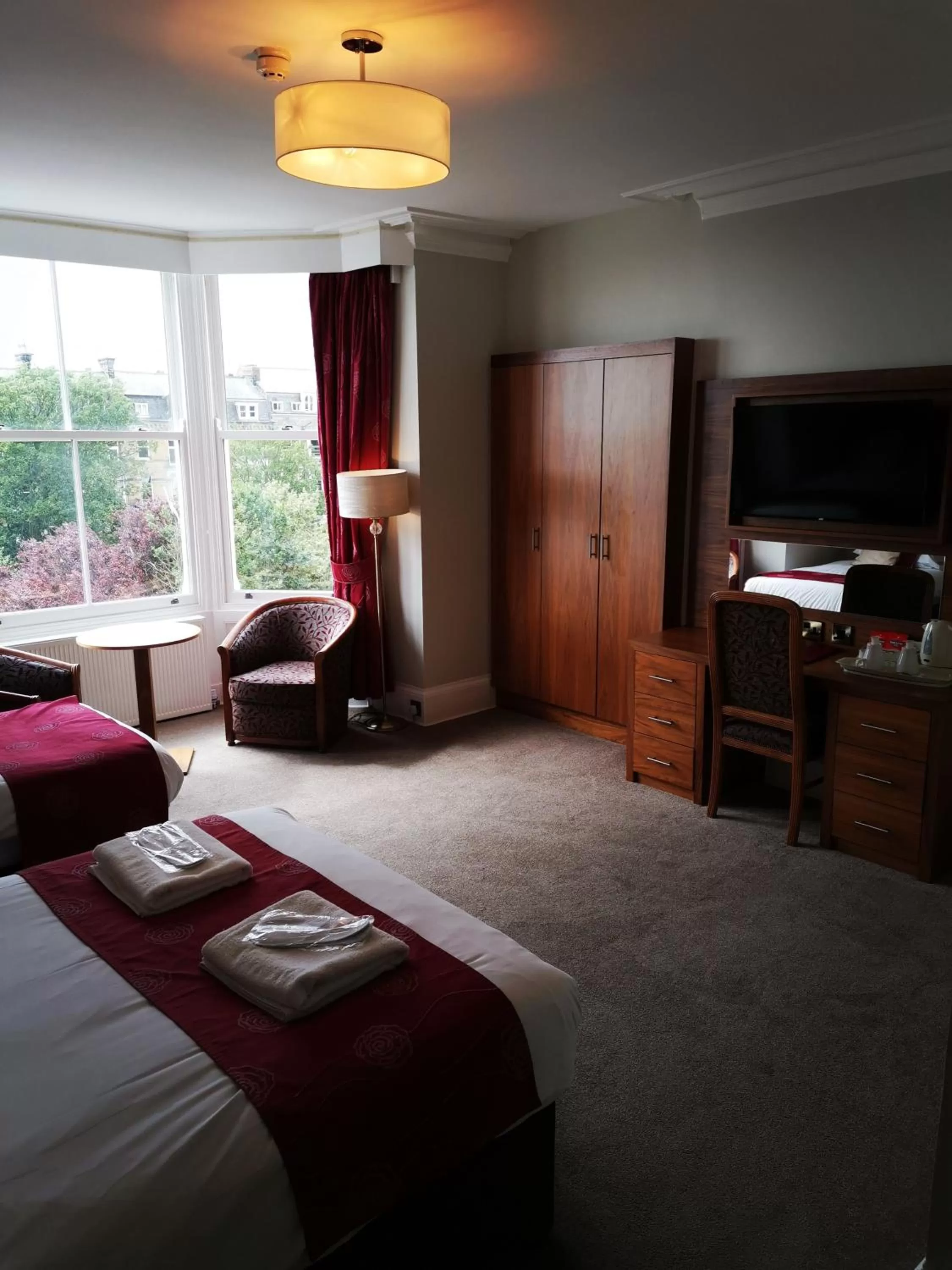 Bed, TV/Entertainment Center in The Red Lea Hotel