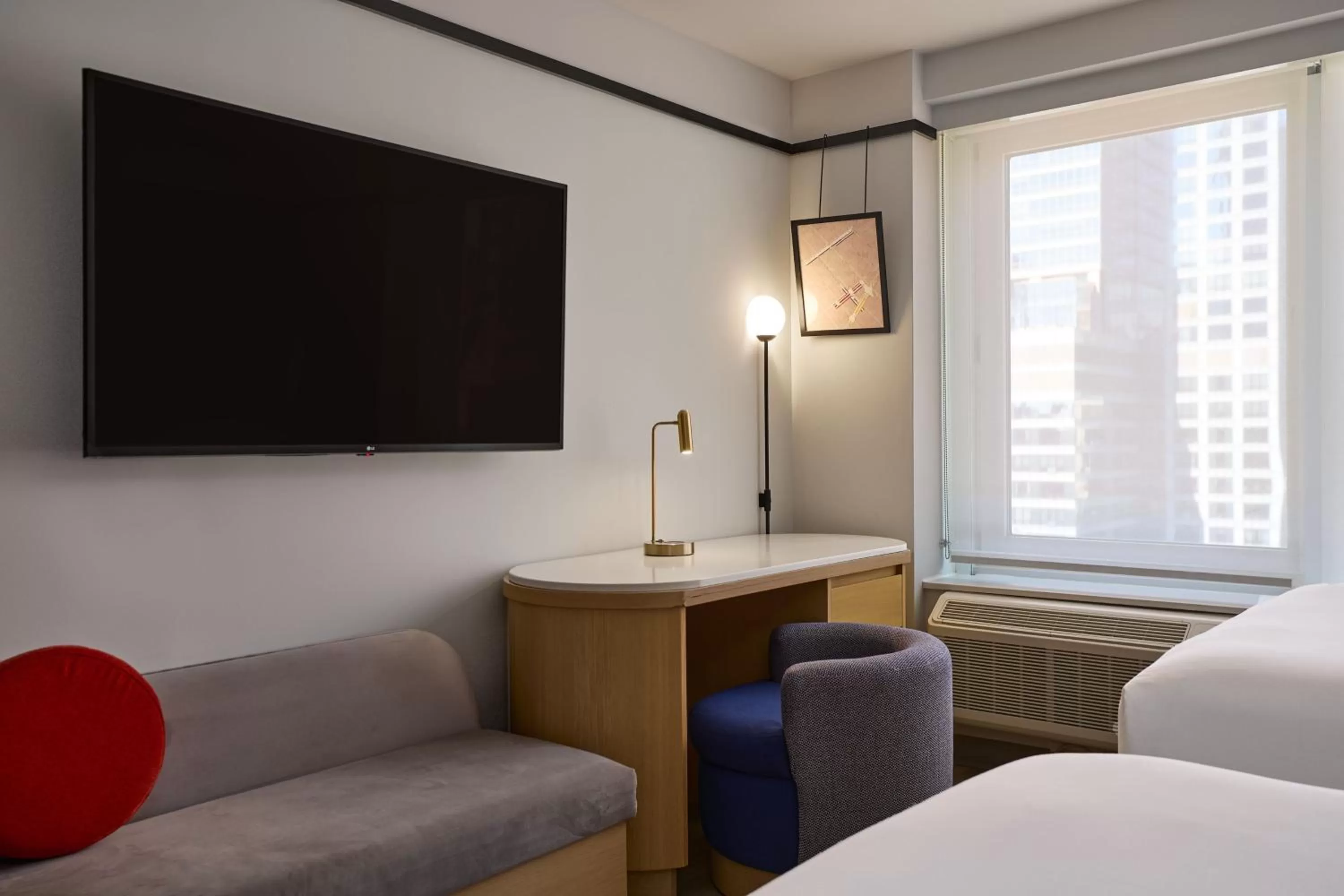 Photo of the whole room, Bed in Delta Hotels by Marriott New York Times Square