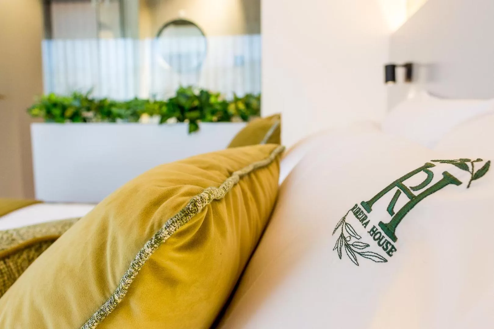 Logo/Certificate/Sign, Bed in Ribeira House