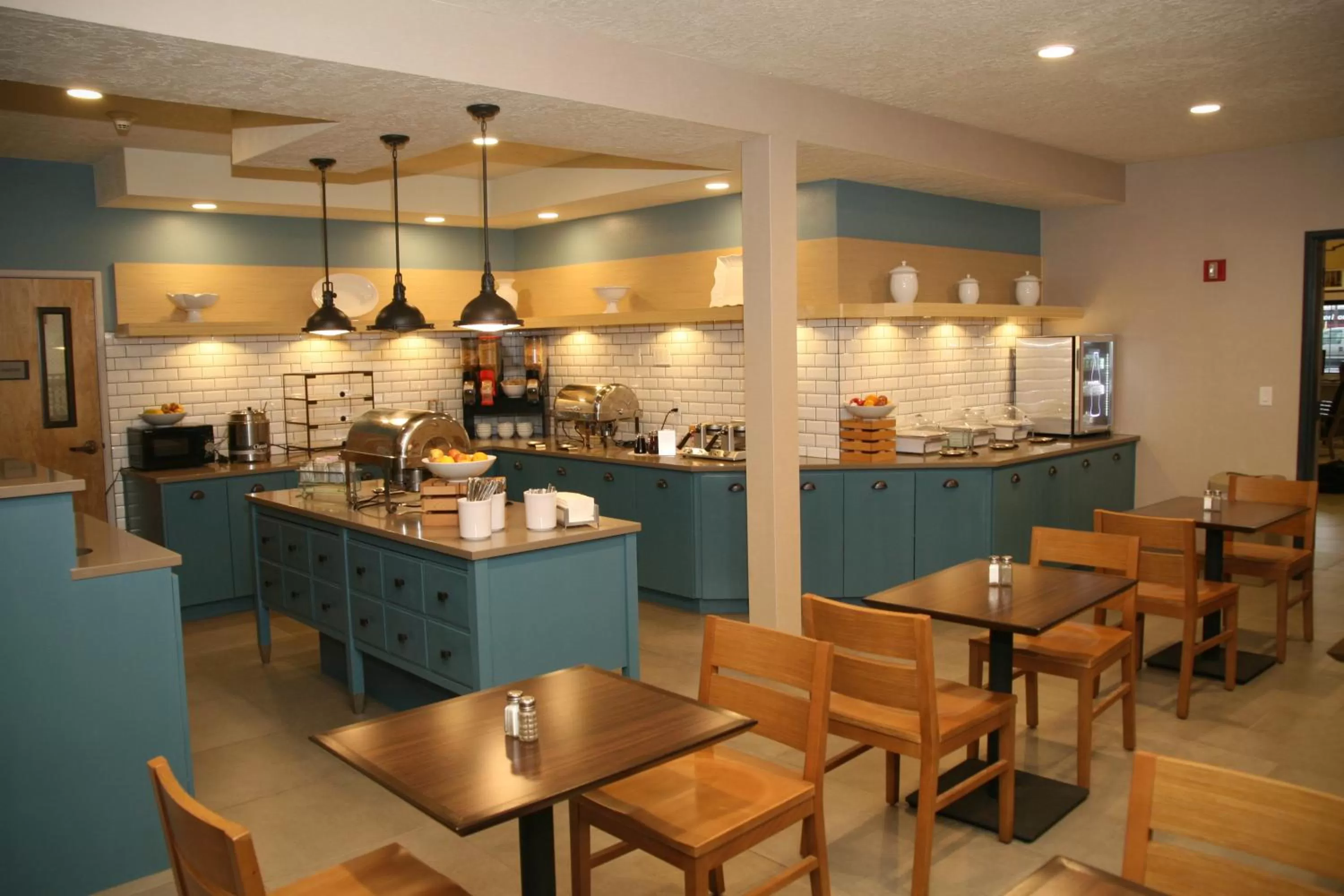 Buffet breakfast in Country Inn & Suites by Radisson, Prineville, OR