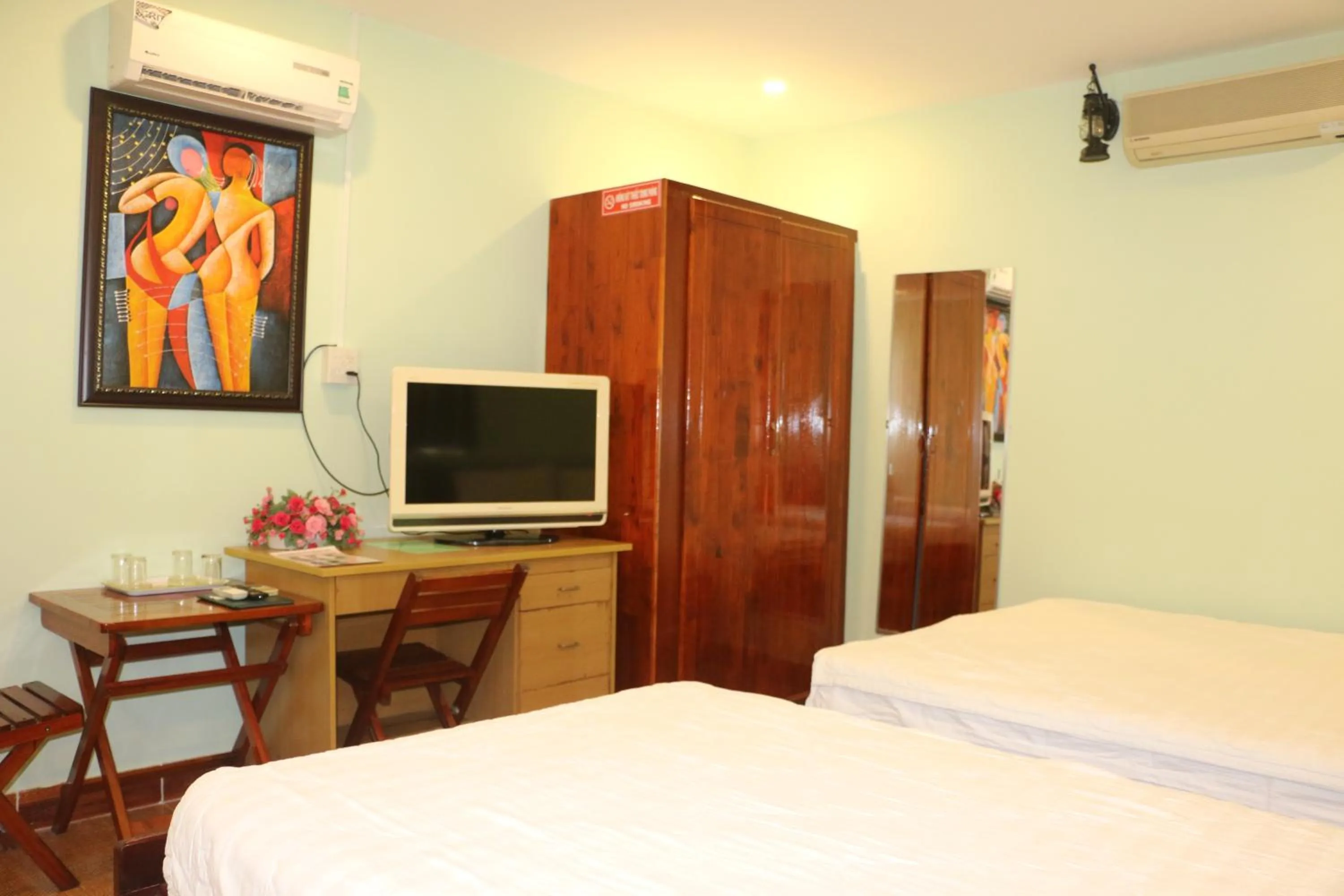 hair dresser, Bed in Kim Long Hotel