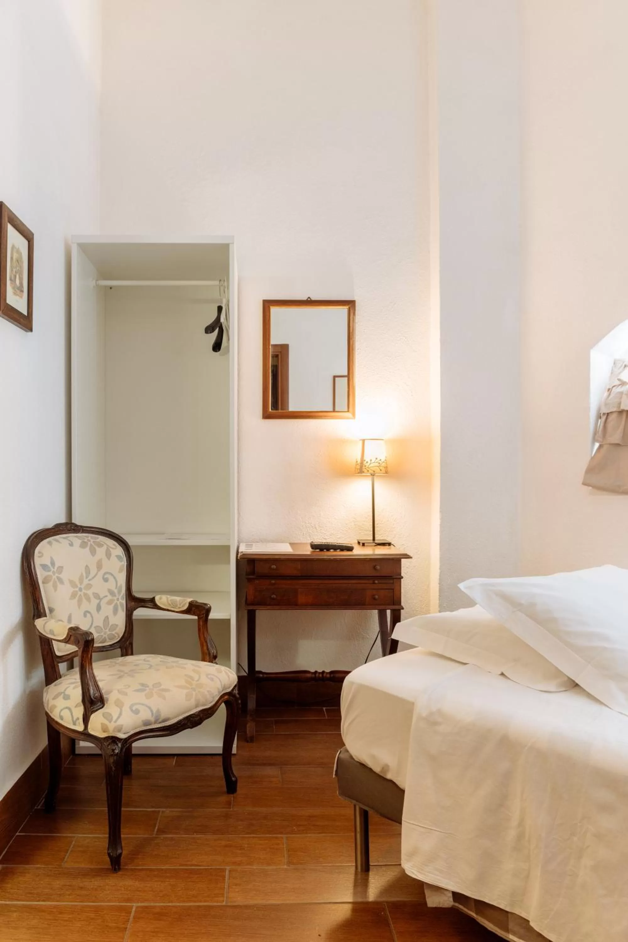 Seating area, Bed in Hotel Bella Napoli ristorante & spa