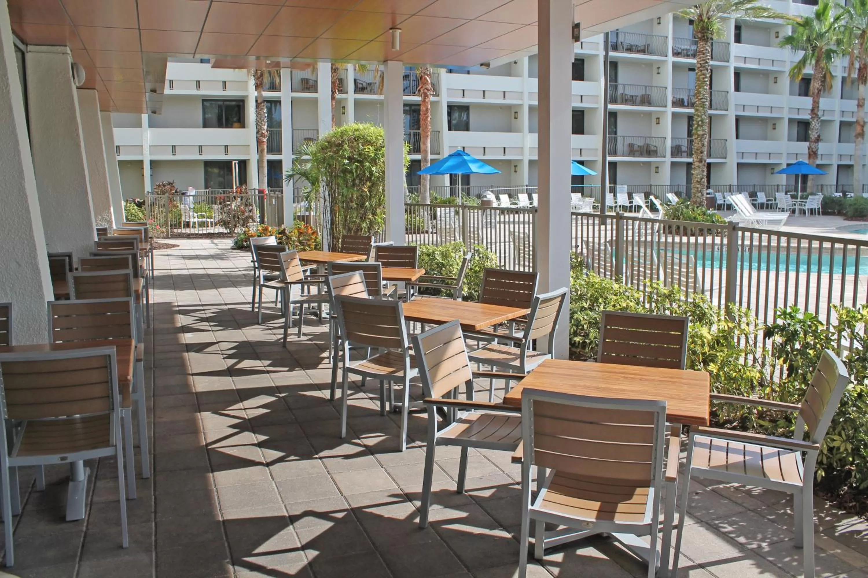 Lounge or bar in Holiday Inn Orlando – Disney Springs® Area by IHG