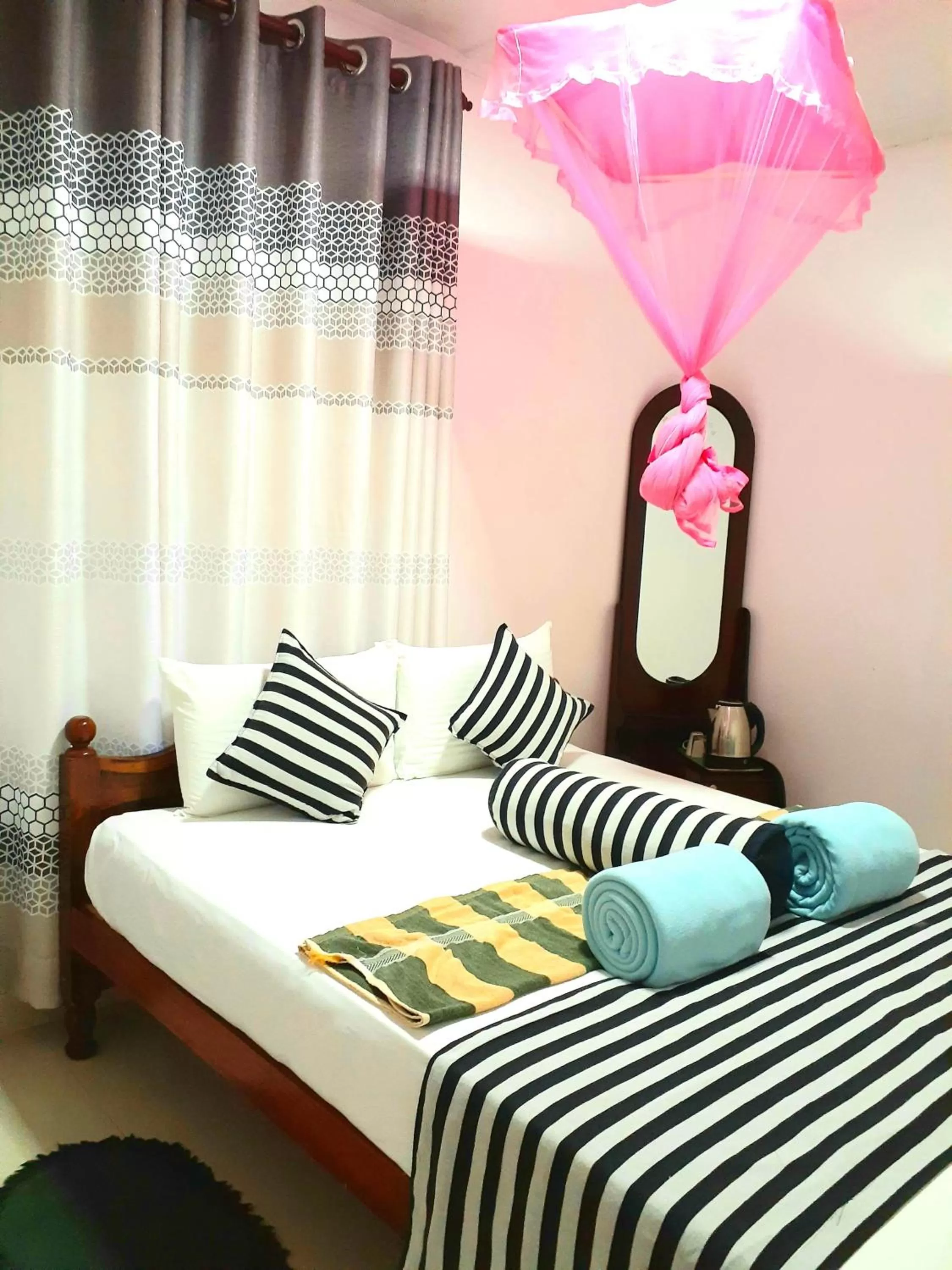 Bedroom, Bed in Green Lantern Inn