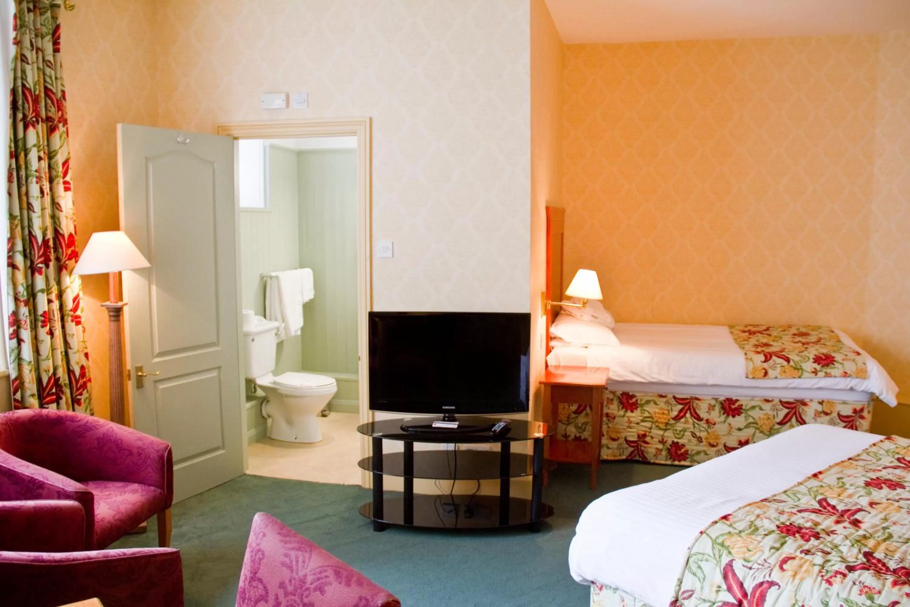 Bathroom, Bed in Duke Of Cornwall Hotel