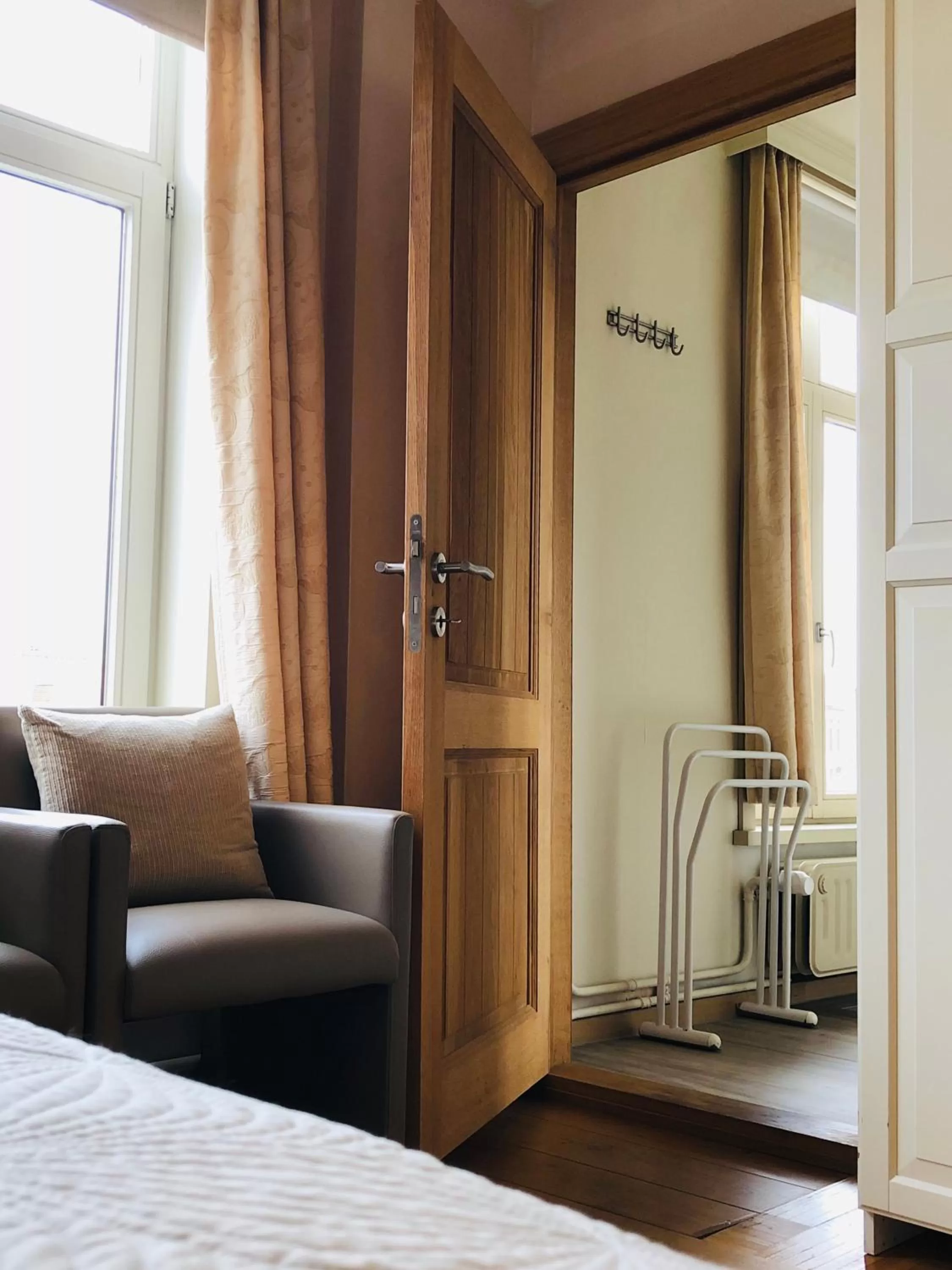 Shower, Seating Area in B&B Coupure