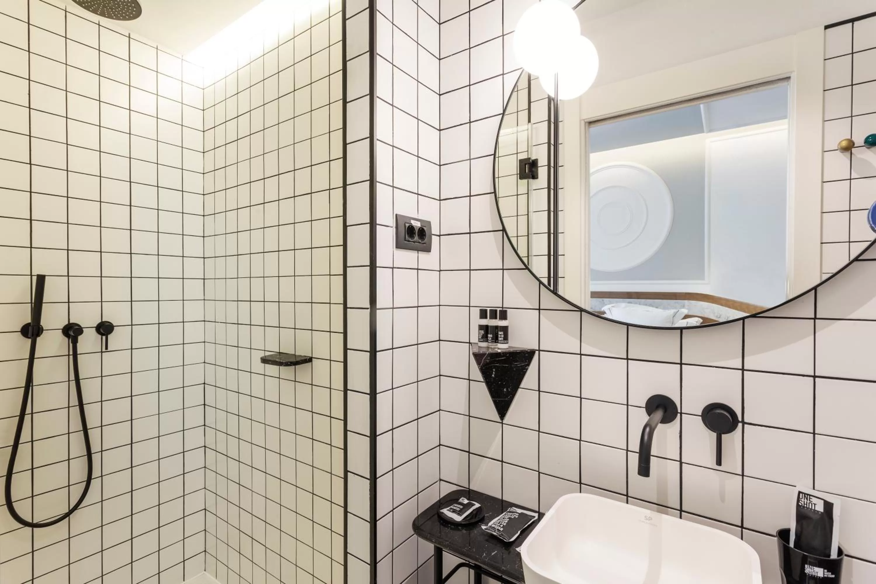 Bathroom in One Shot Fortuny