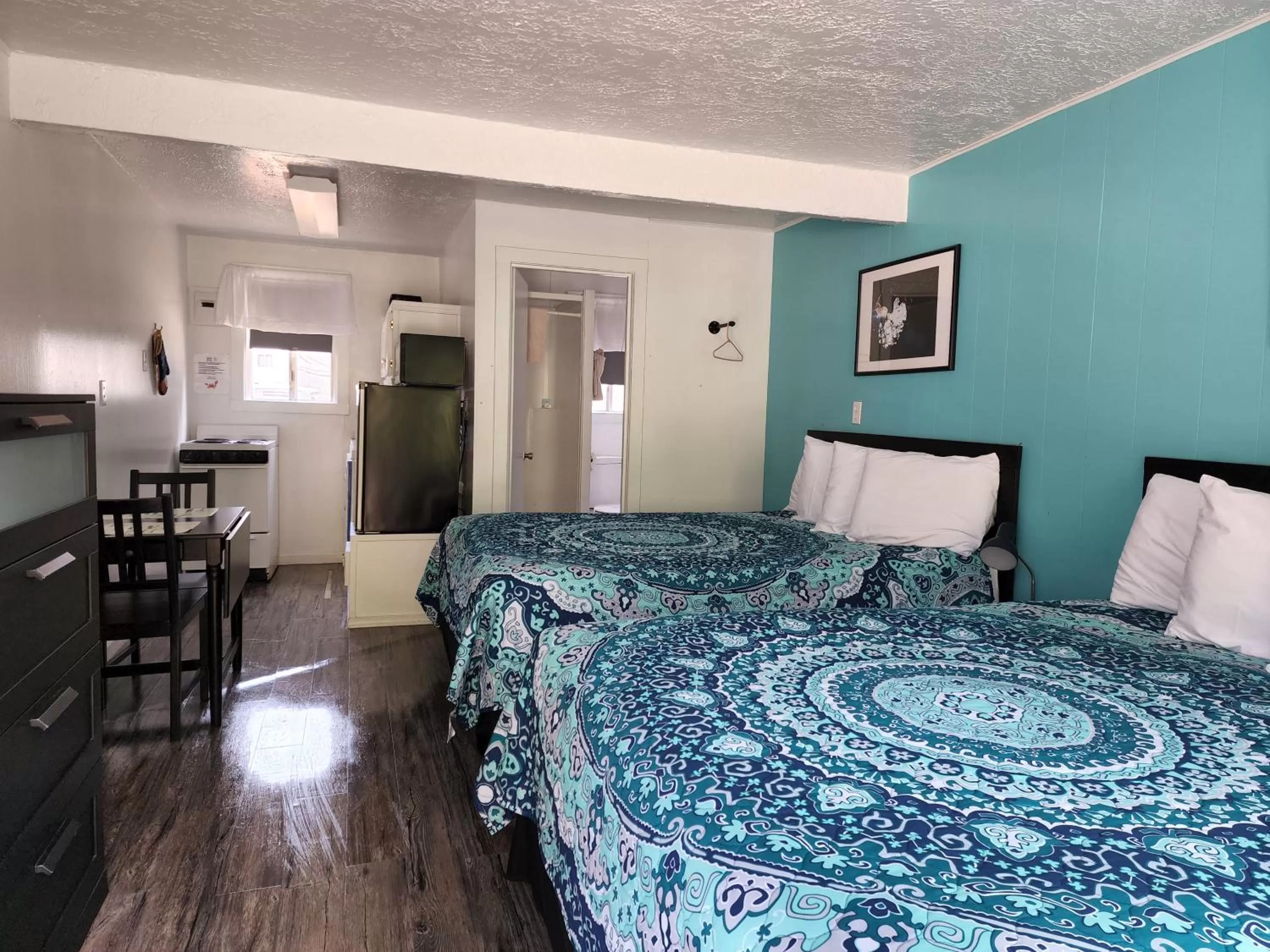 Photo of the whole room, Bed in Plainview Motel