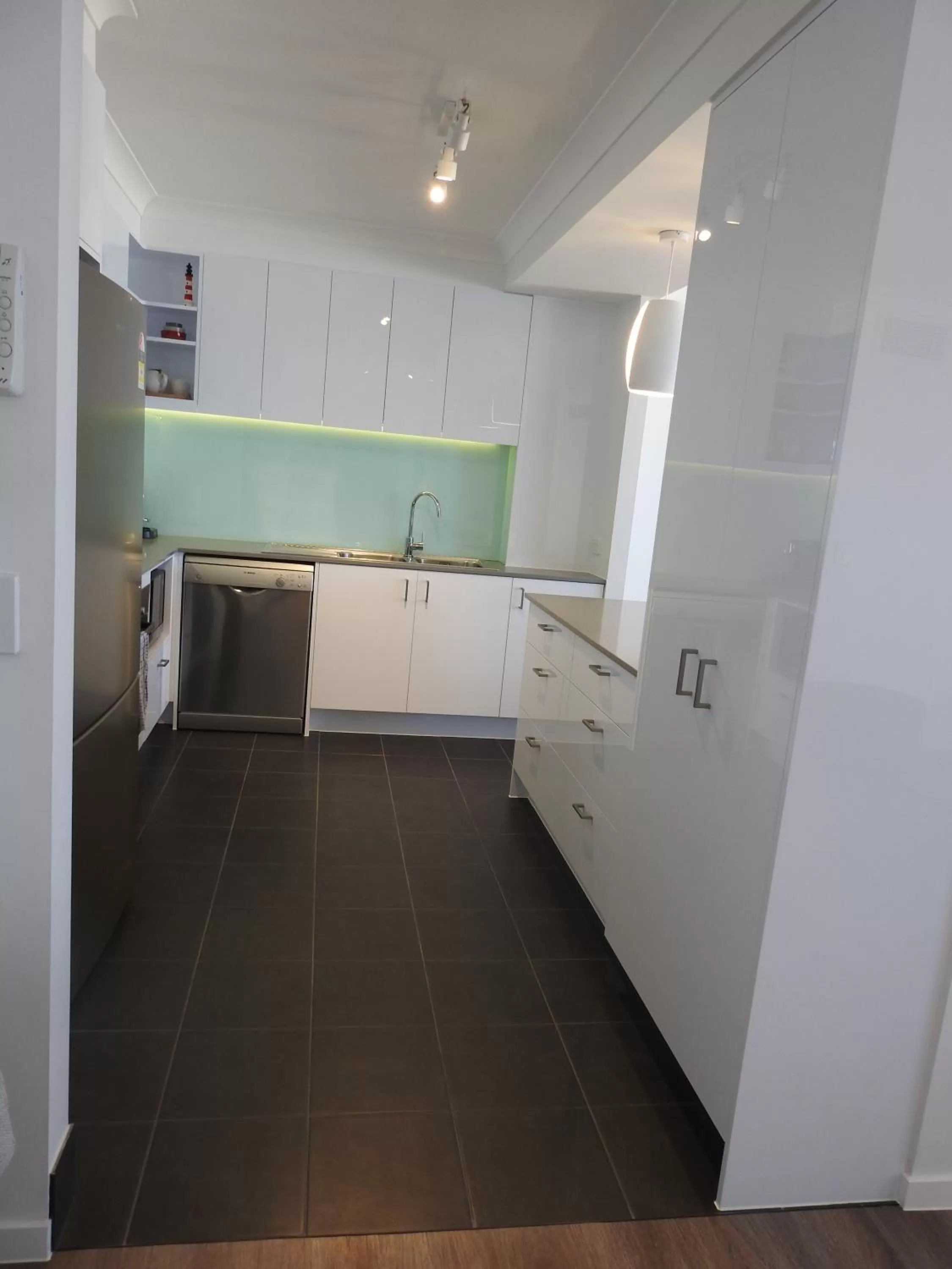 Kitchen or kitchenette in Albatross North Apartments