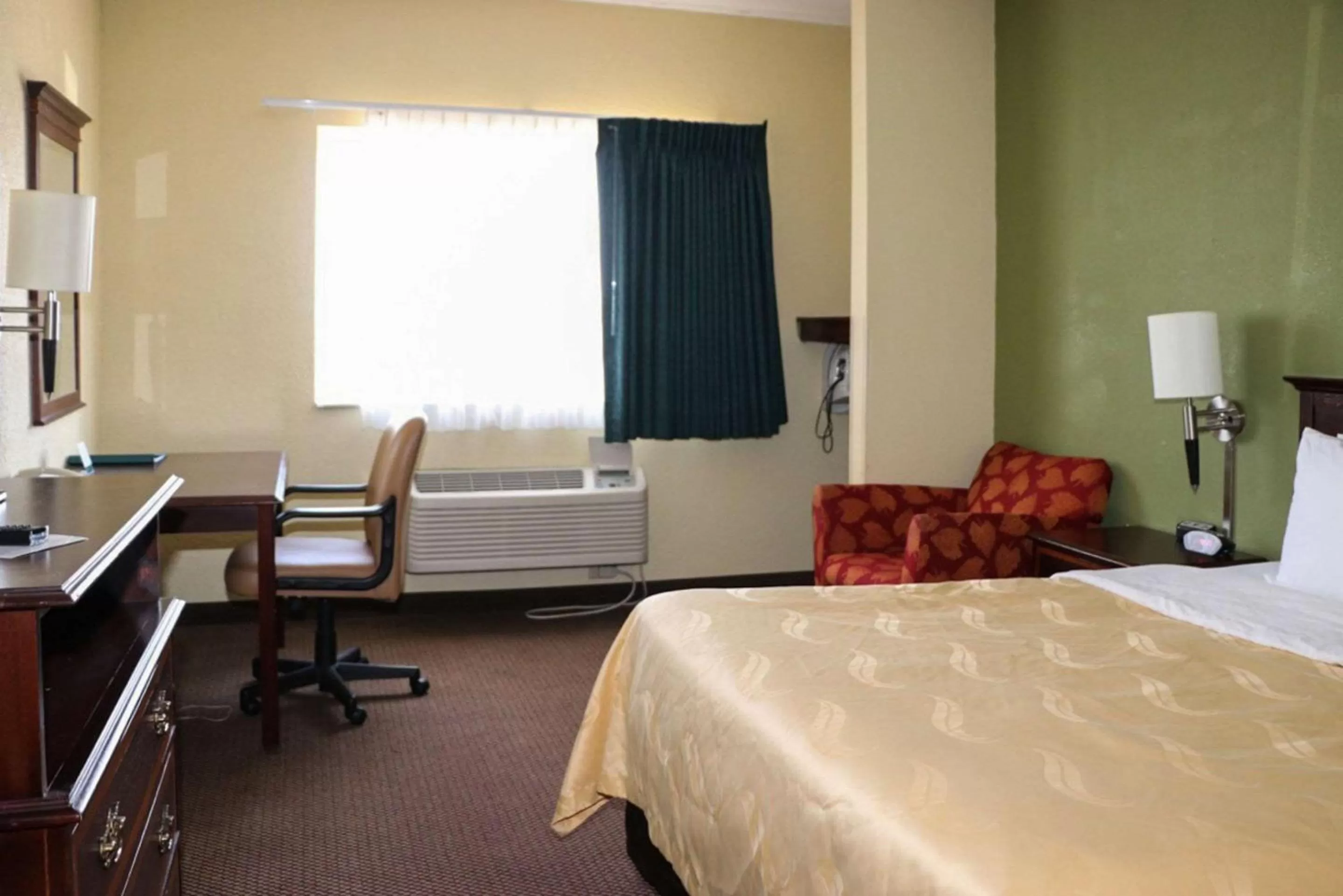 Photo of the whole room, Bed in Quality Inn Evansville Eastland Area