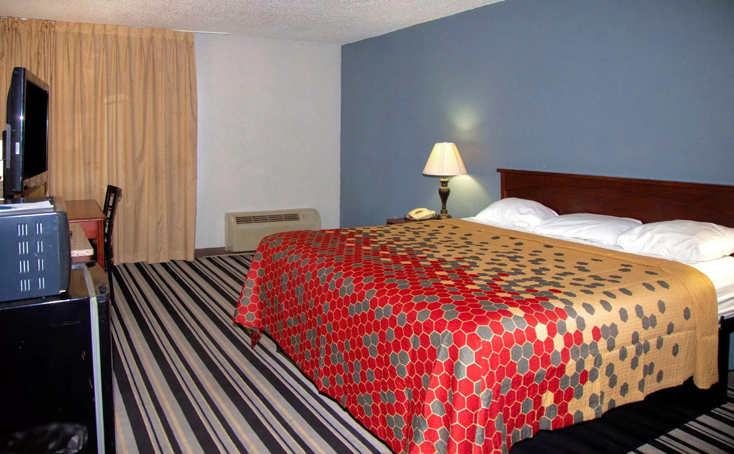 Photo of the whole room, Bed in Econo Lodge Ardmore