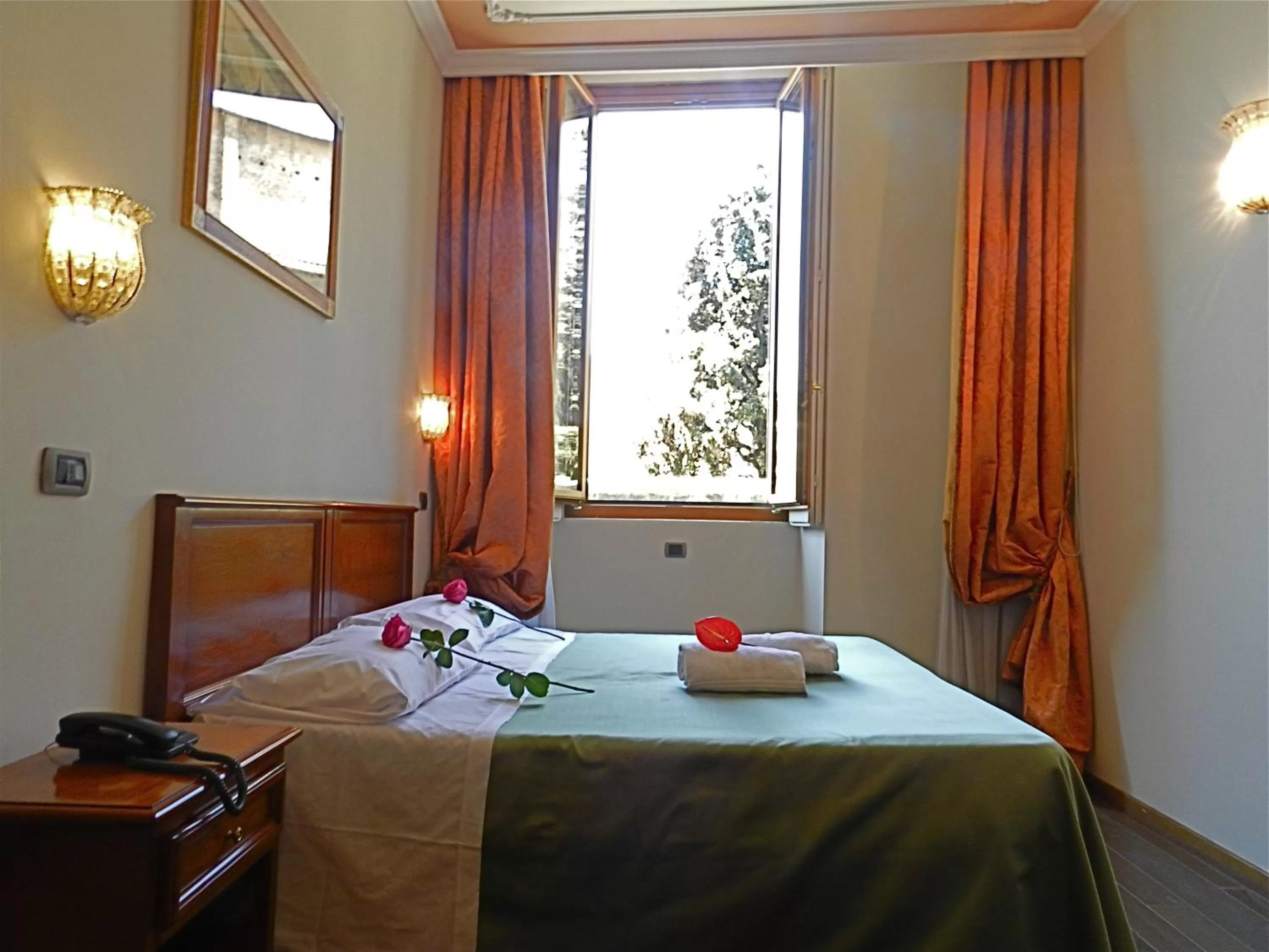 Photo of the whole room, Bed in Domus Florentiae Hotel