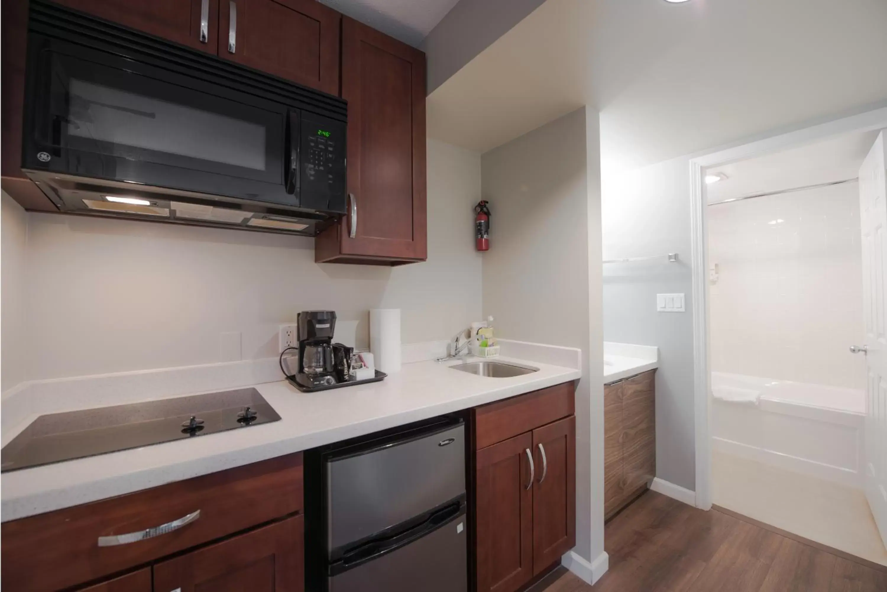 Deluxe Queen Room in Gibsons Garden Hotel Deluxe Queen Room in Gibsons Garden Hotel