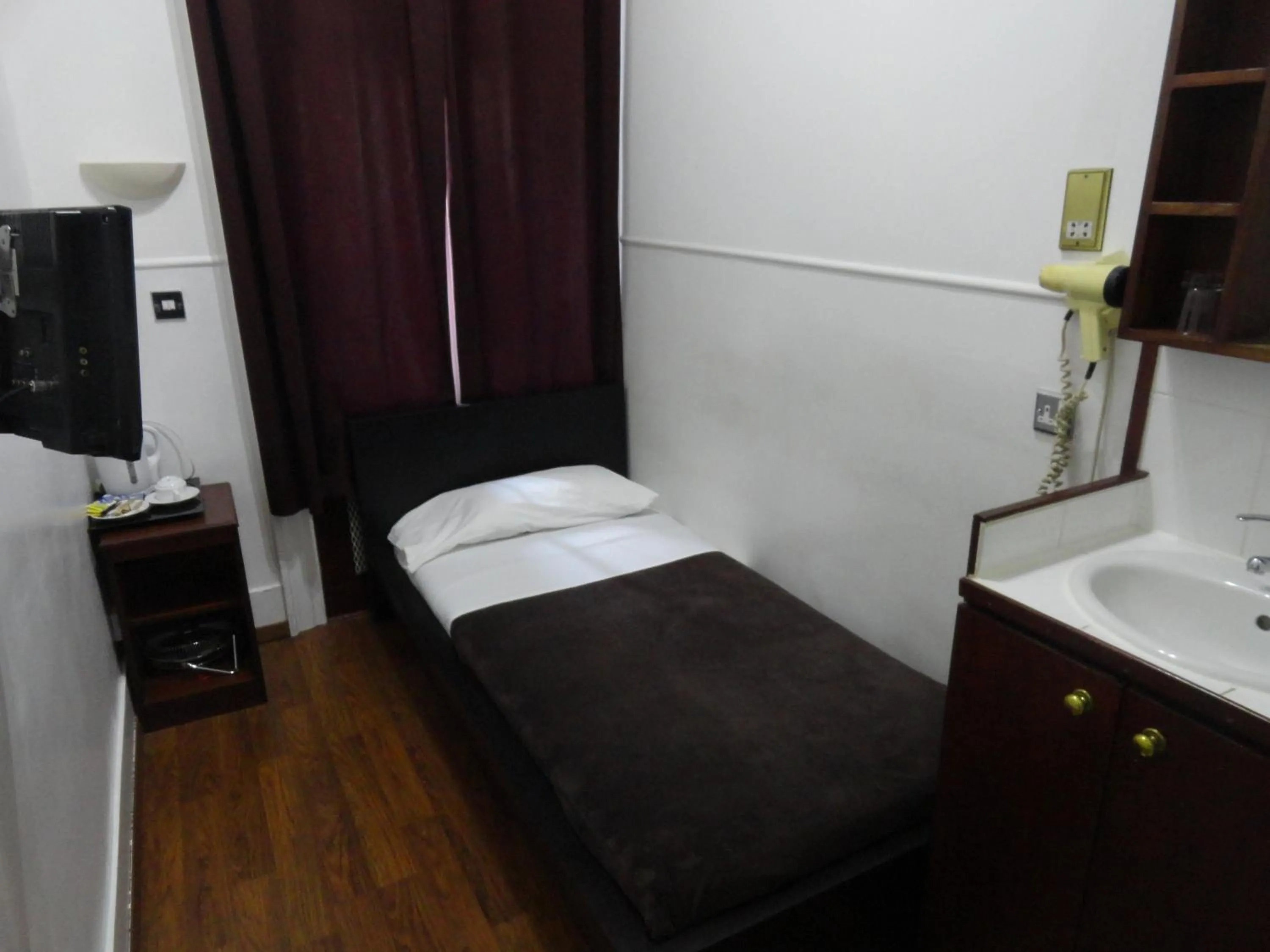 Standard Single Room with Shared Bathroom in London Continental Hotel