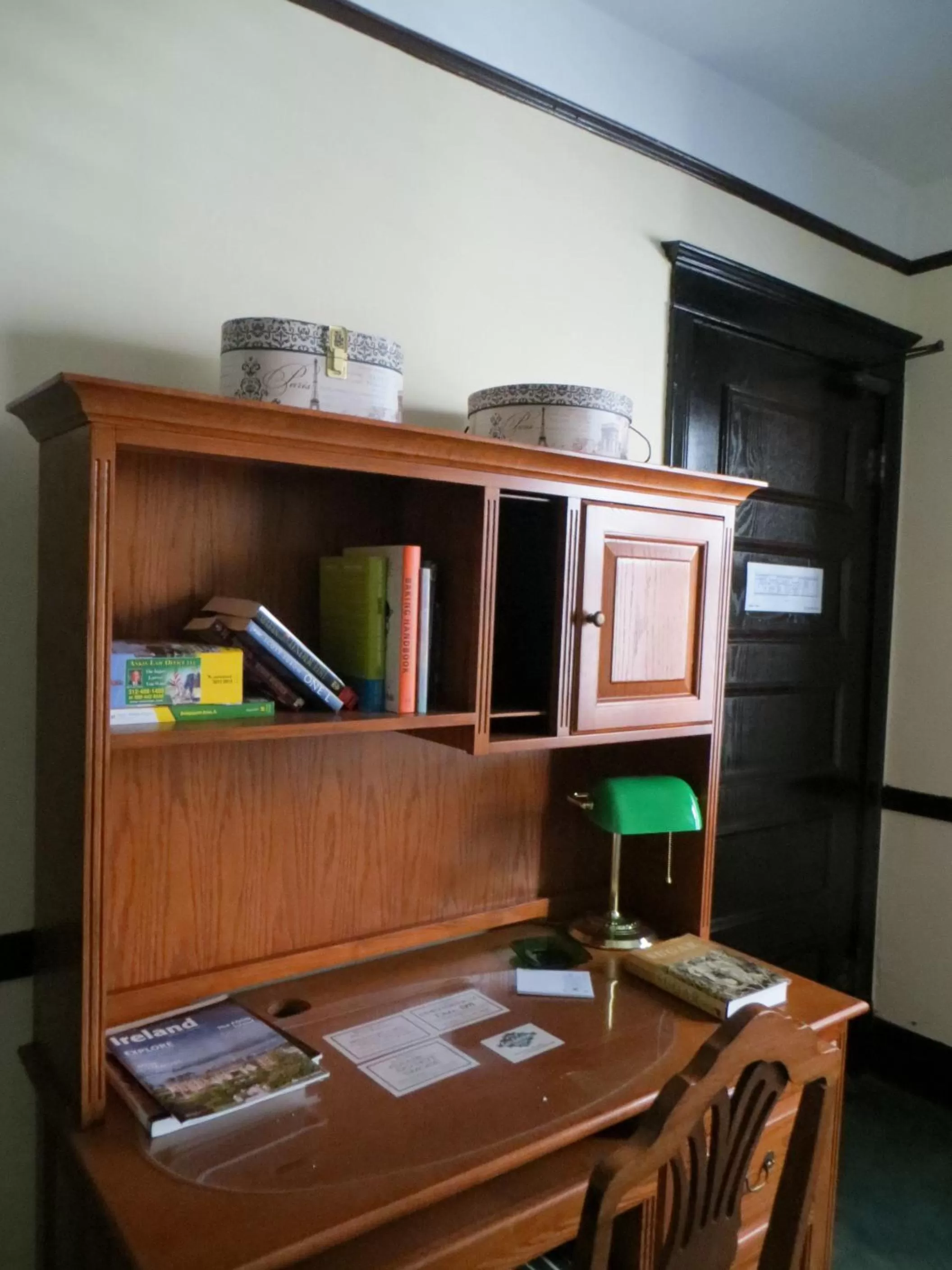 Seating area in The Polo Inn Bridgeport U.S.A.